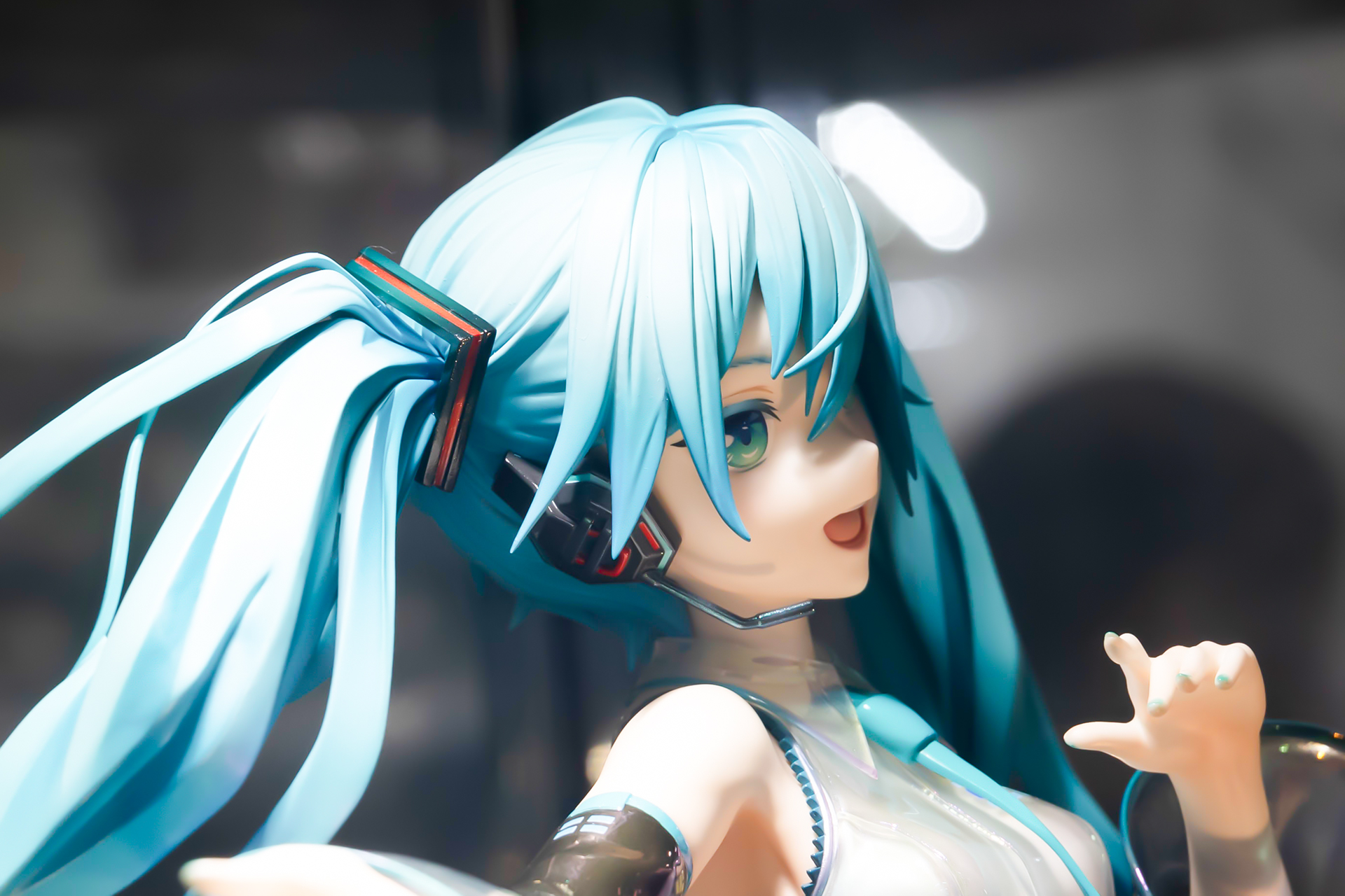 髪留めやヘッドセットなど細部にわたりしっかりと作り込まれている