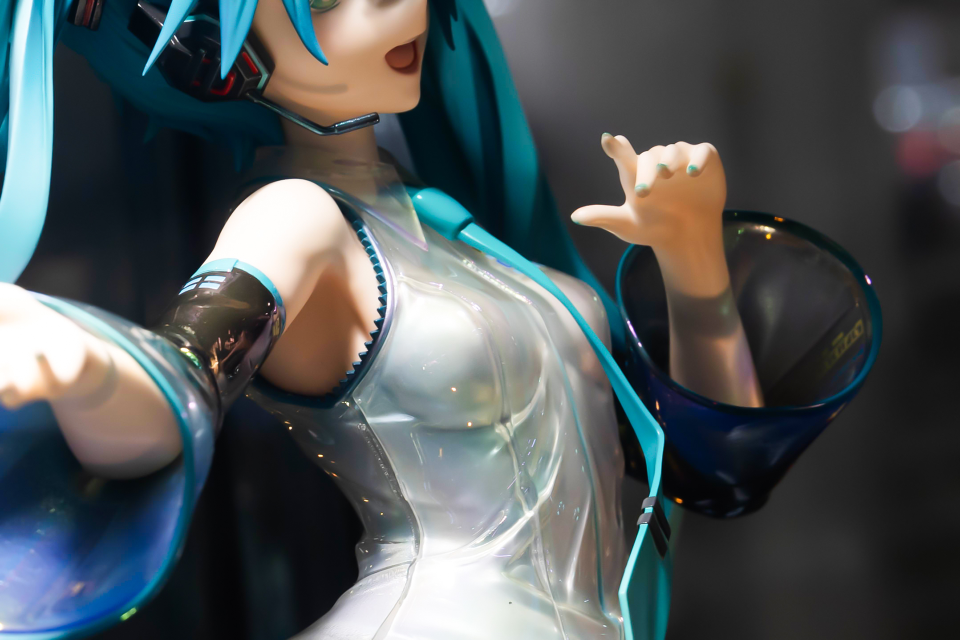 クリアパーツを多用することで、独特な衣装の質感を表現している