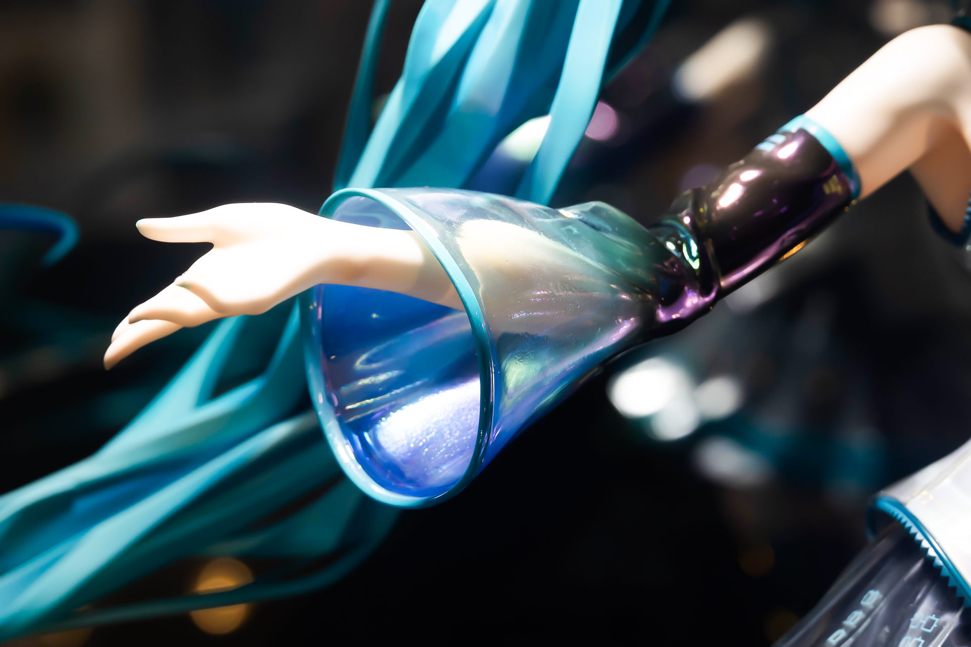 ラッパのような袖もスケスケだ