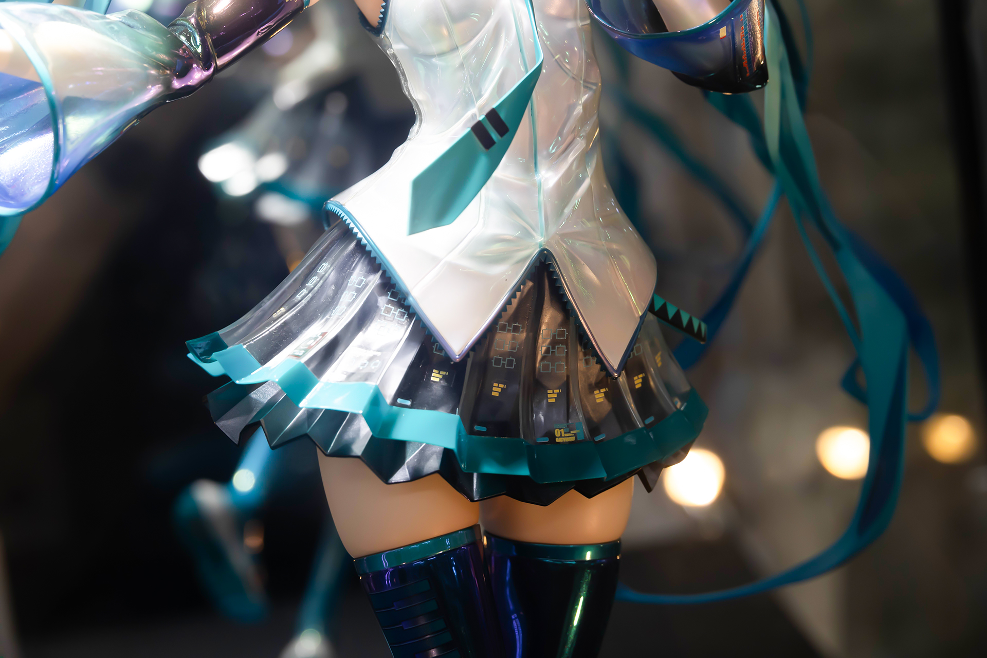 スカートにも細かいデザインが施されている