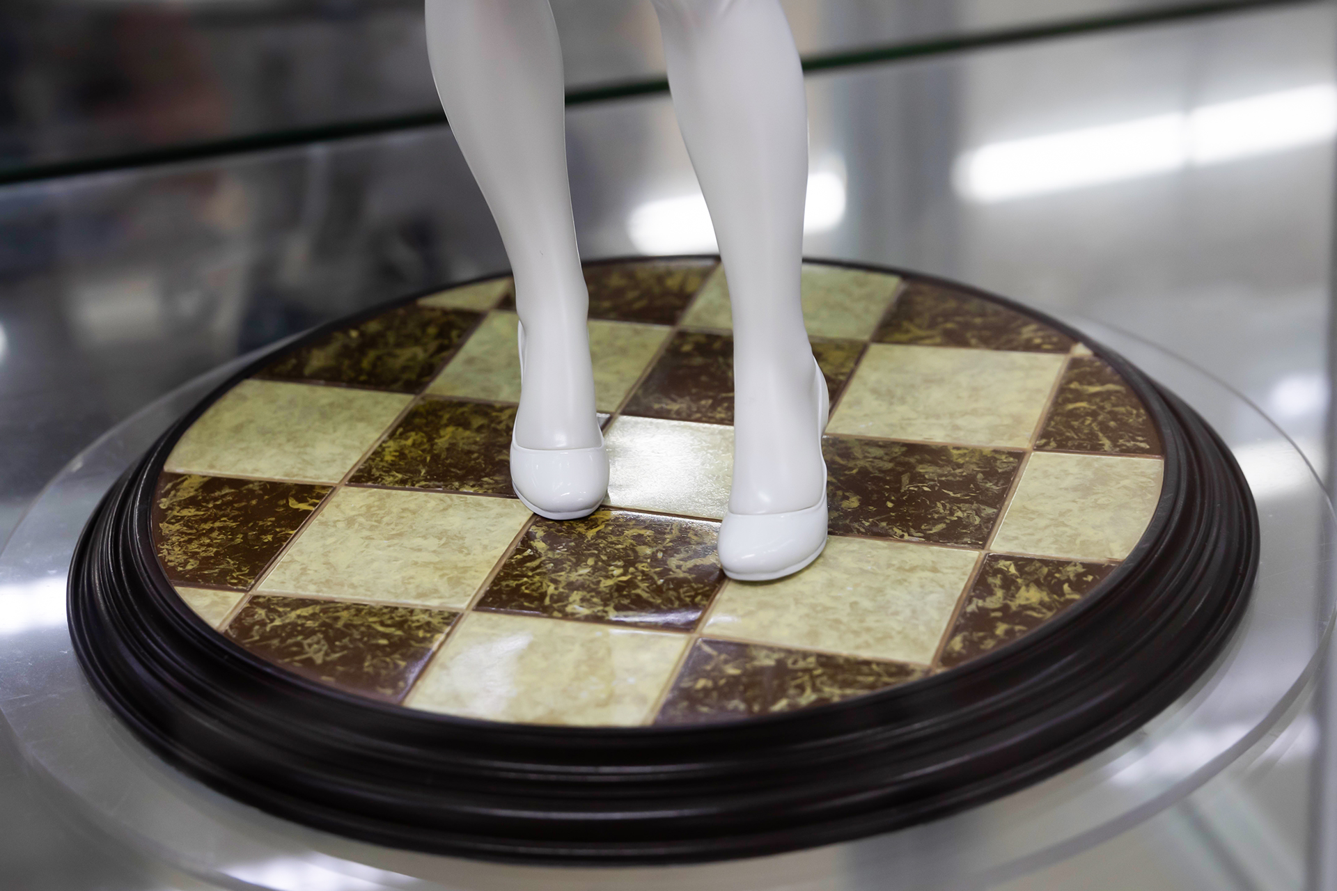 専用台座は大理石調になっている