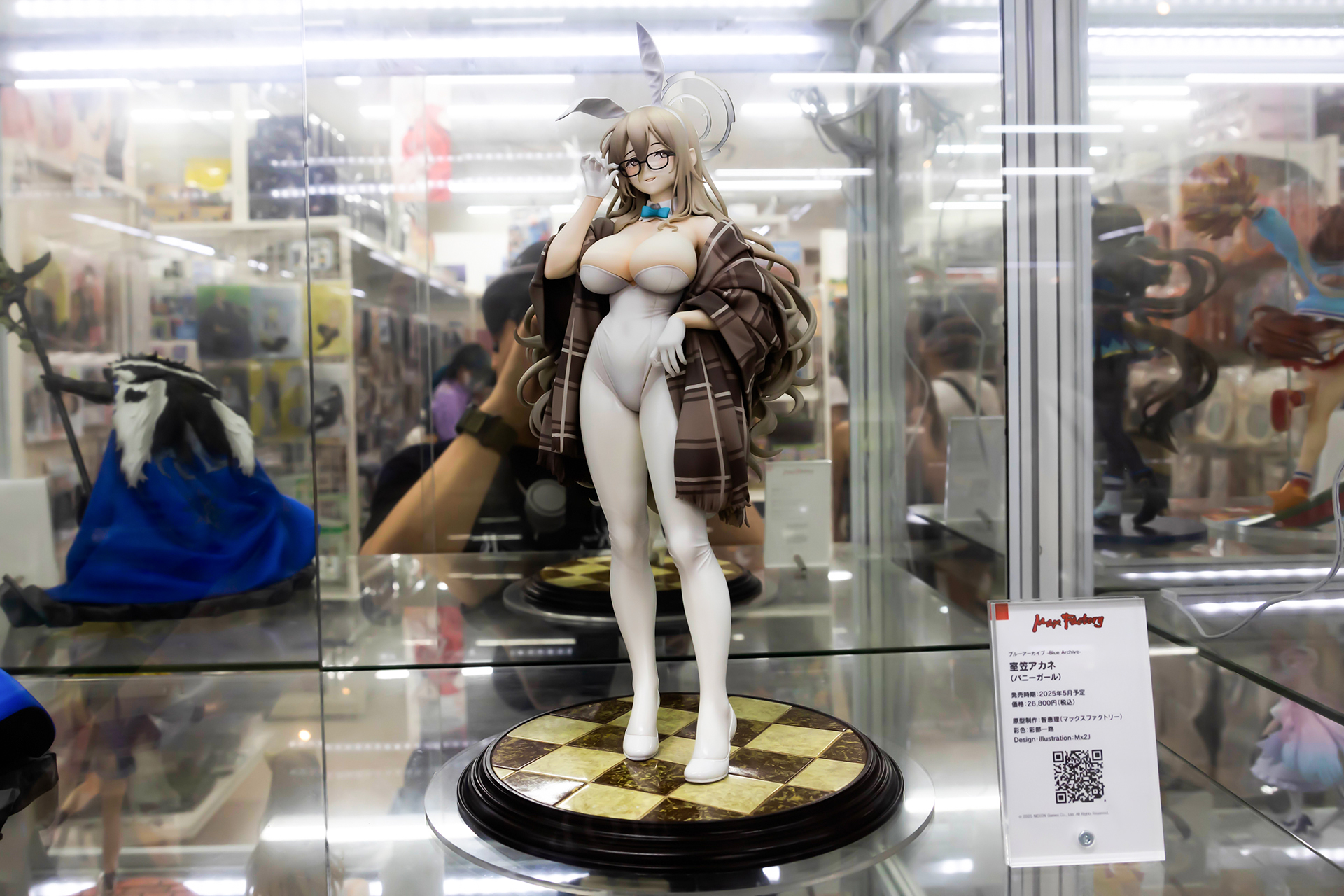 フィギュアの素材はプラスチックで、台座部分を含む全高は約300mmだ