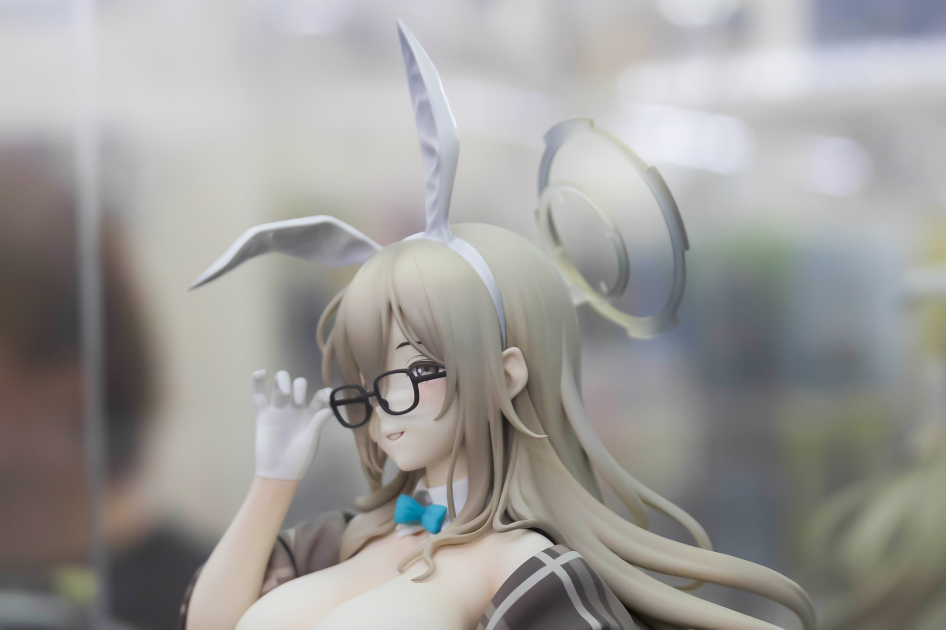 後頭部部はヘイローが付けられている