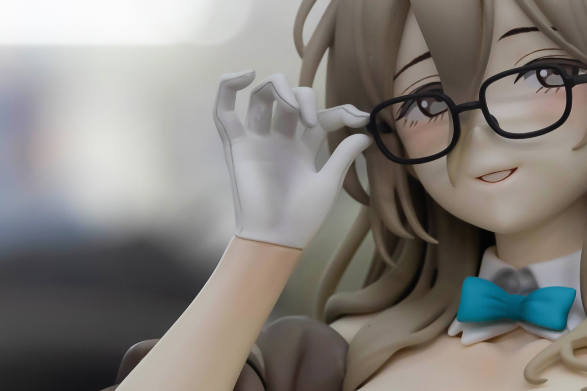 手に付けている手袋にも、細かいラインが入れられている