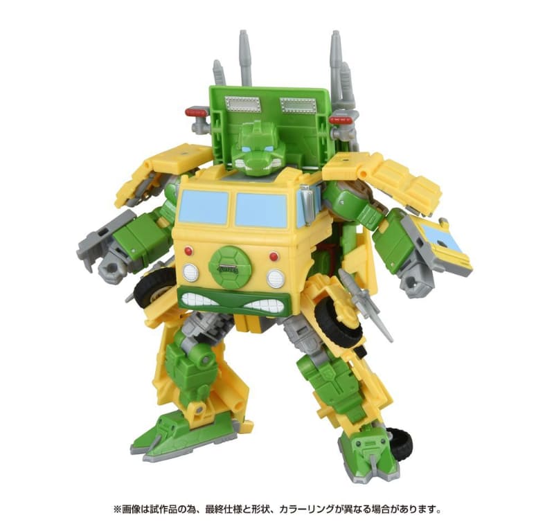 ロボット形態では頭部パーツの交換で「ニンジャタートルズ」の各キャラクターを再現できる