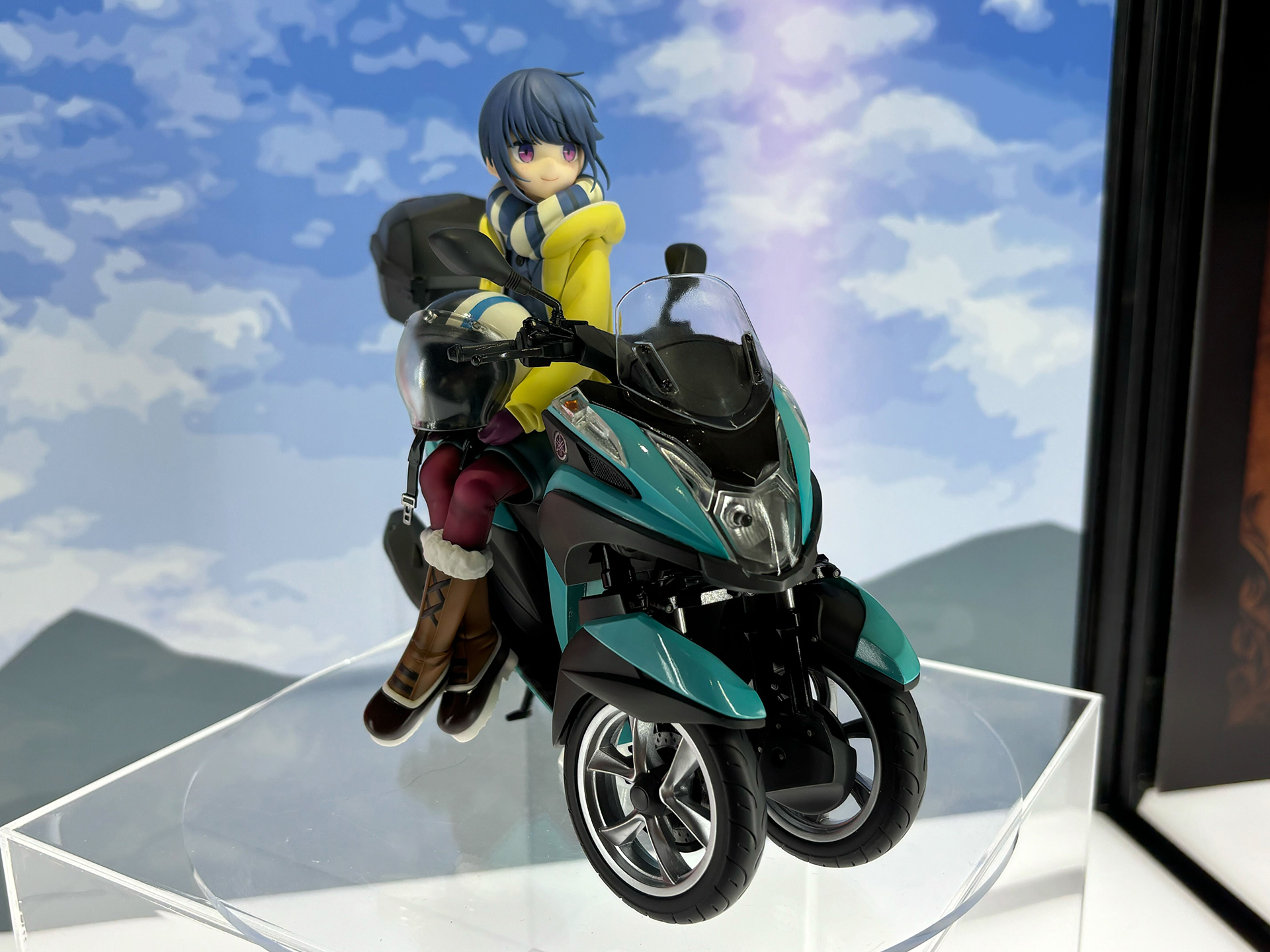 「志摩 リン with 三輪バイク」