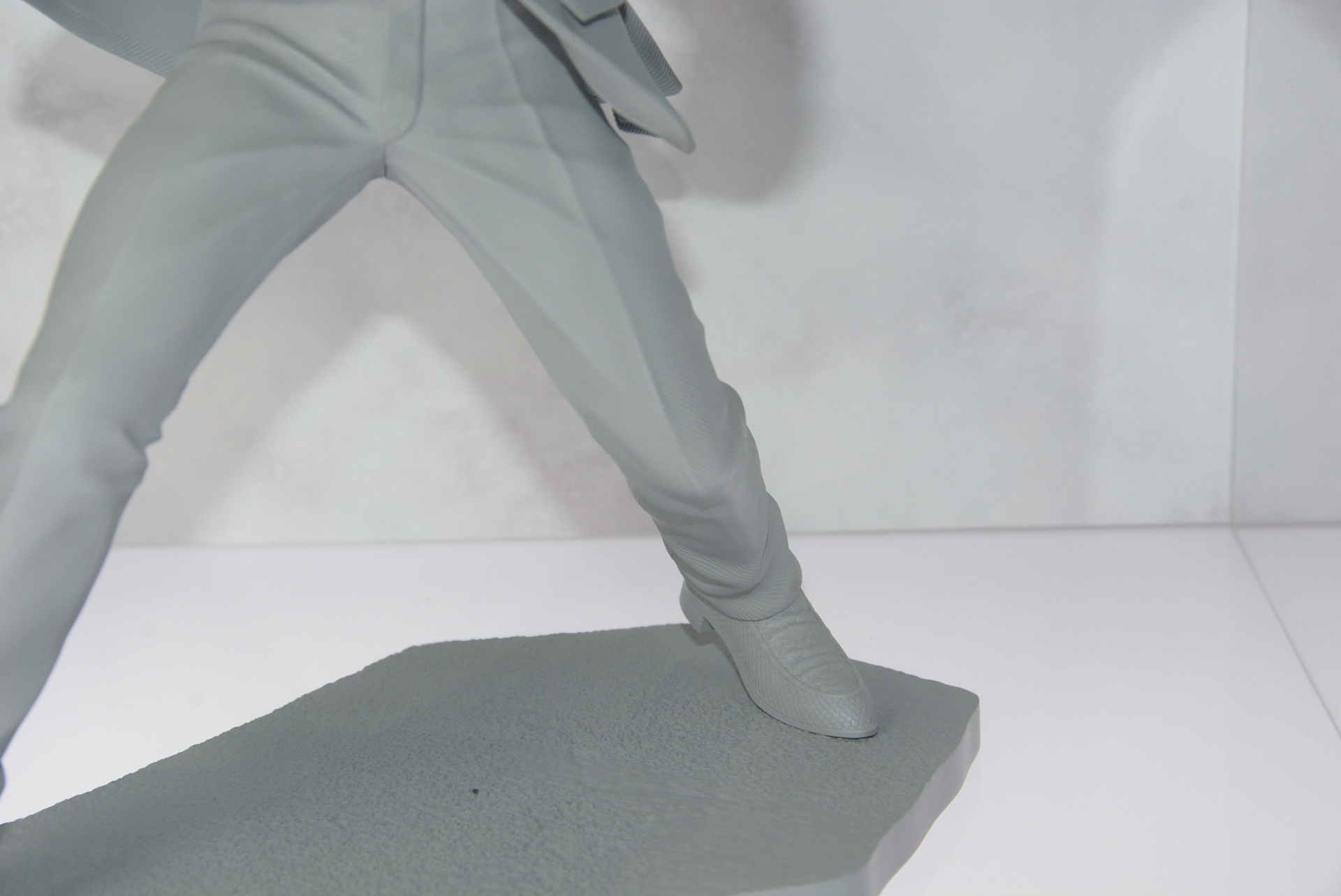 ズボン、靴、ベルトなど造型の時点で素材の違いがきちんと伝わる