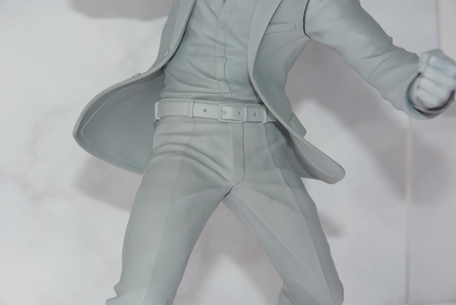 ズボン、靴、ベルトなど造型の時点で素材の違いがきちんと伝わる