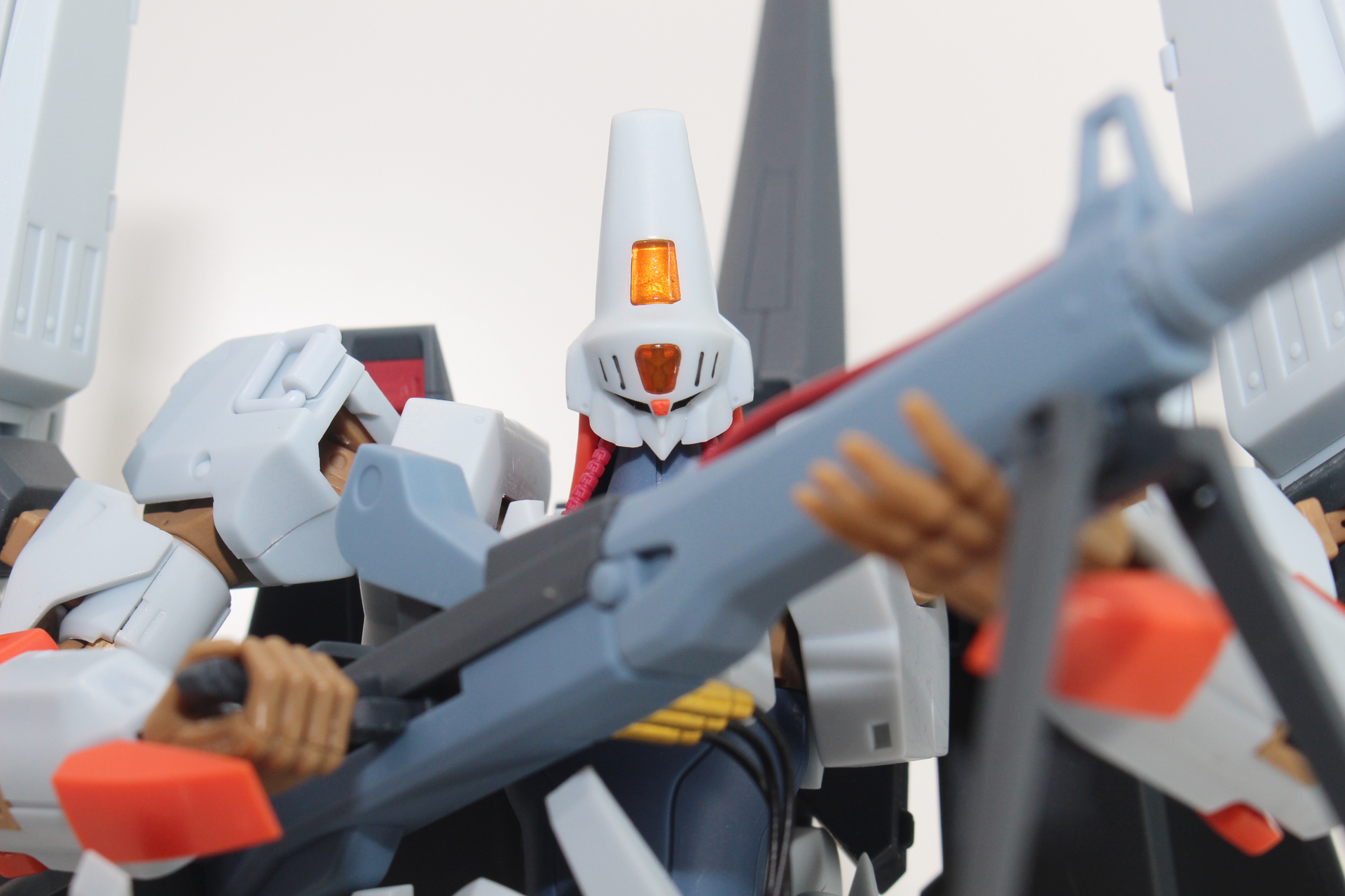 頭部にはクリアパーツを採用。額には人型のシルエットが浮かぶ