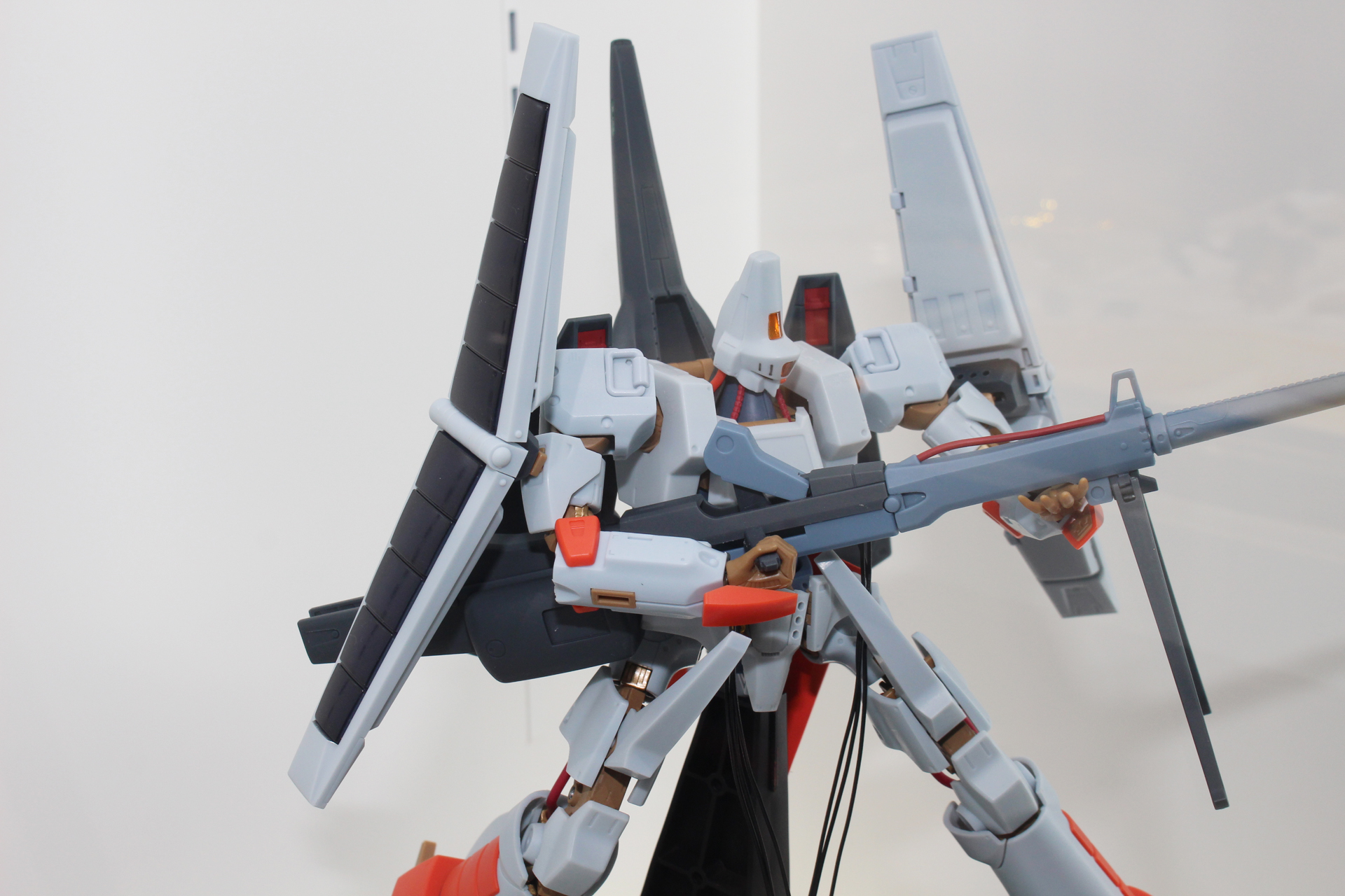 エルガイム Mk-IIの特徴的なシルエットの一部となるバインダーは可動し、裏側のハッチ開閉ギミックもある