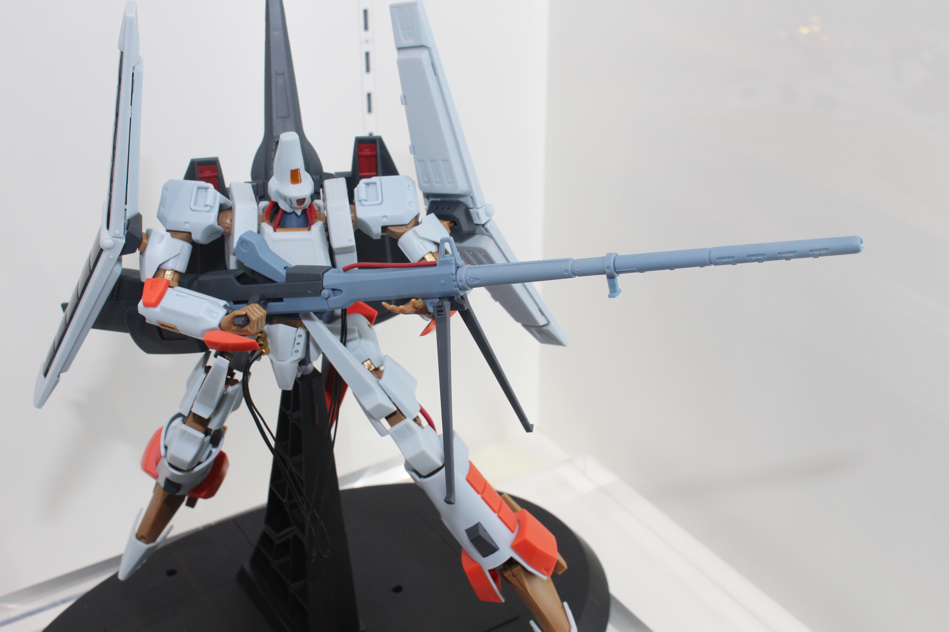 バスターランチャーは全長約315mm。スライドギミックを内蔵している