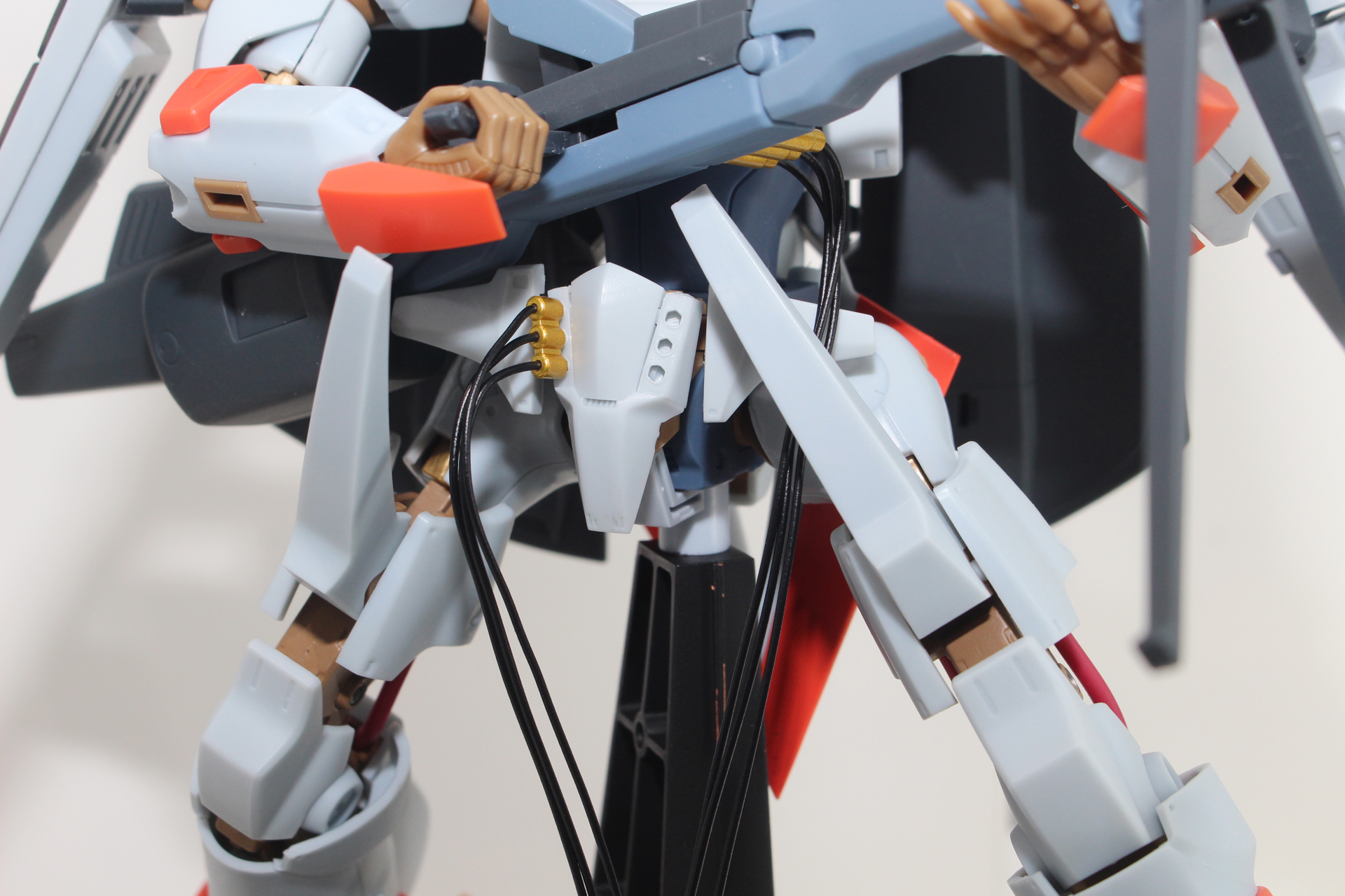 ダイキャストを使用した本体は、可動や変形がしやすくなおかつ堅牢な仕様だ