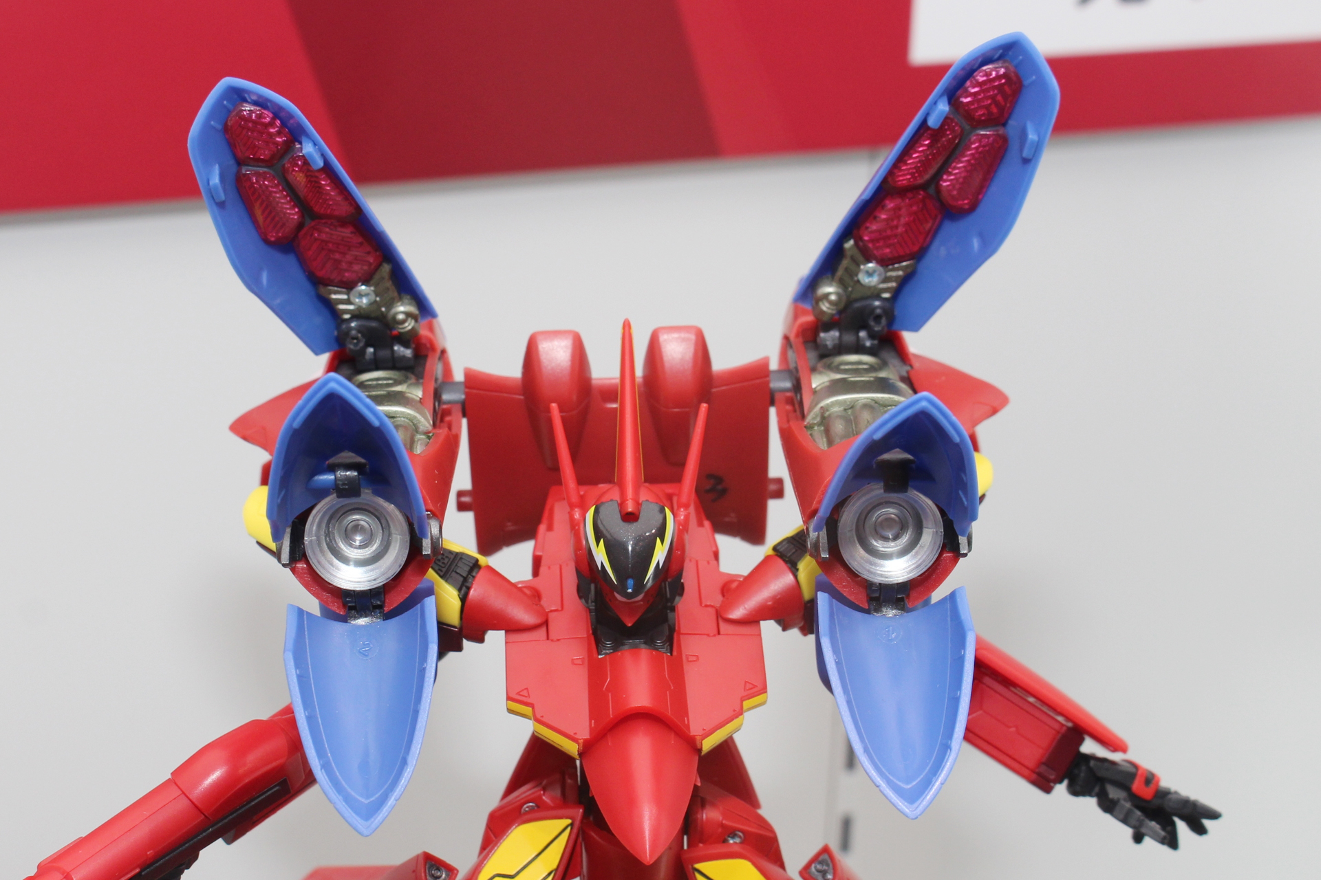 左右のサウンドエナジースピーカーが輝く