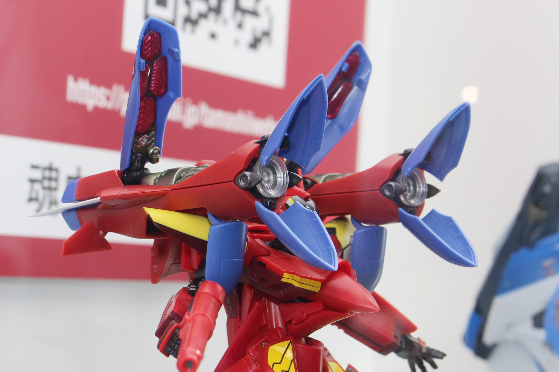 自立航行形態への変形も可能だ