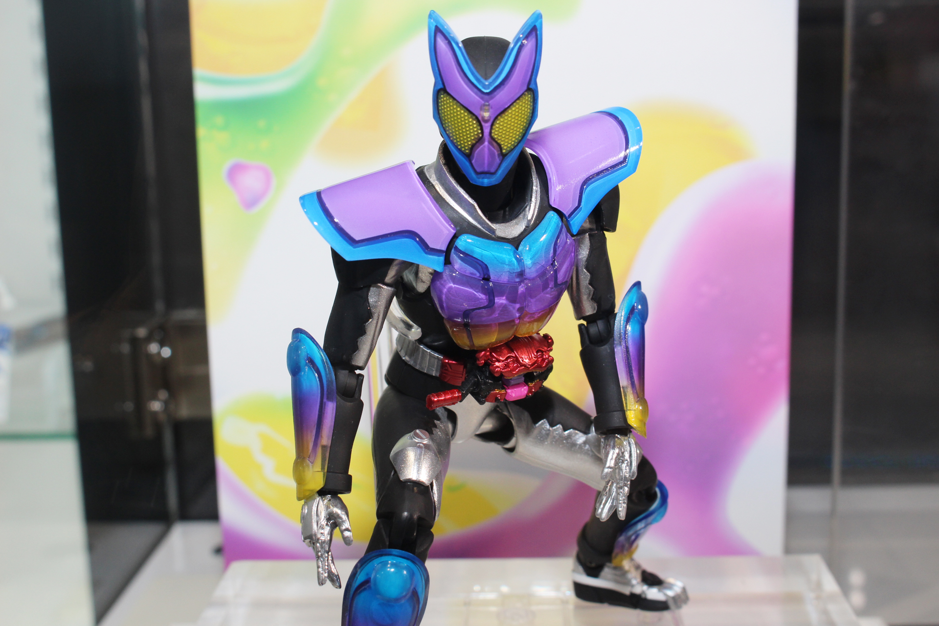 透明感の強いアーマーの造形とカラーリングも魅力だ