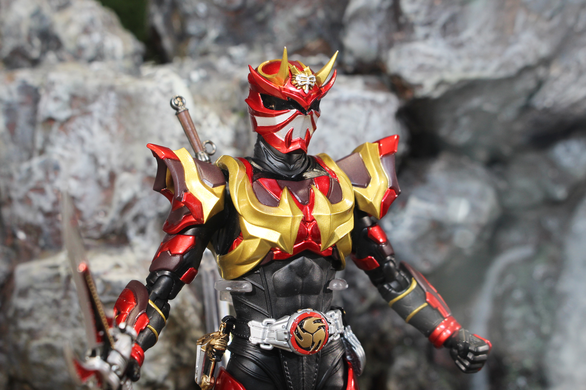 ディスクアニマルが変化した鎧は、光沢のあるメタリックレッドとゴールドで塗装