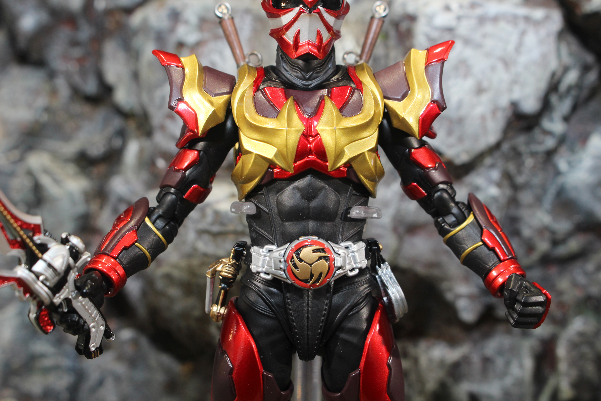 ベルトには音撃鼓、変身音叉・音角、ディスクアニマルを装備