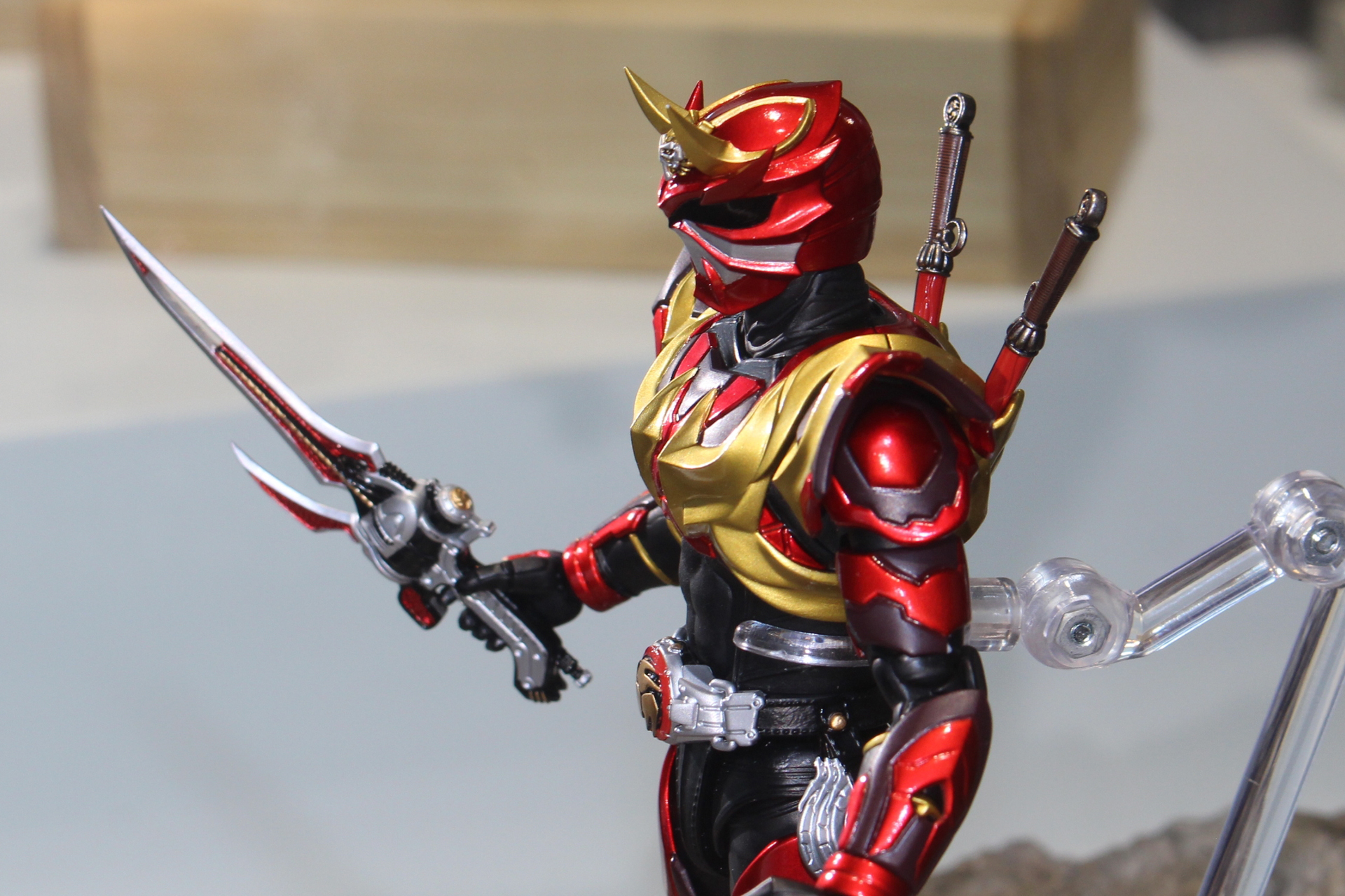 音撃棒・烈火は背中に装備。使用時の再現は真骨彫仮面ライダー響鬼のパーツが必要だ