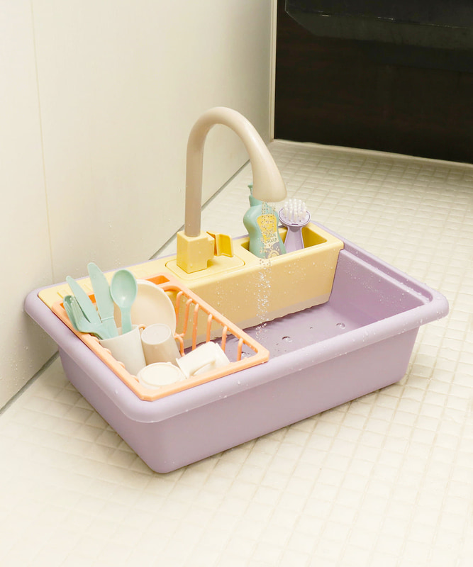 「温度で色が変わるキッチンシンクトイ」（価格：2,200円）/レバーを回すと水が出るキッチンシンクトイ。食器やカトラリーは約38度以上の水温で色が変化する