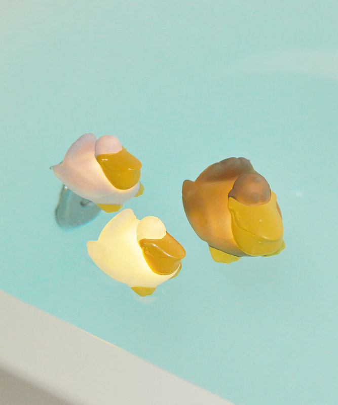 「光るペリカン3匹セット」（価格：550円）/湯船にぷかぷか浮かべて遊べるペリカンのおもちゃ。水に触れると光る仕様