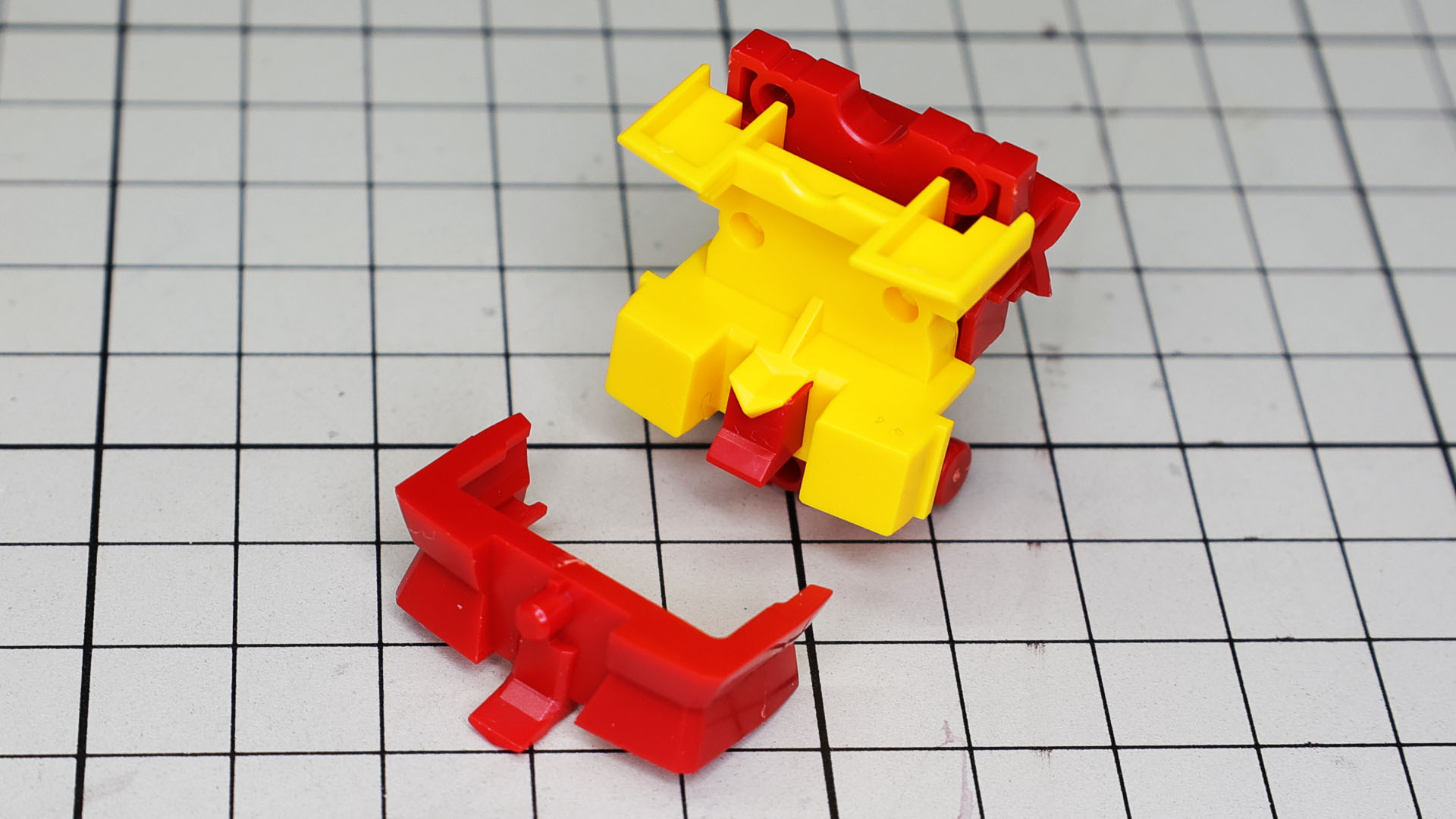 イエローの胸部ダクトと股間部の連邦軍のV字マークを一体化！大胆なパーツです