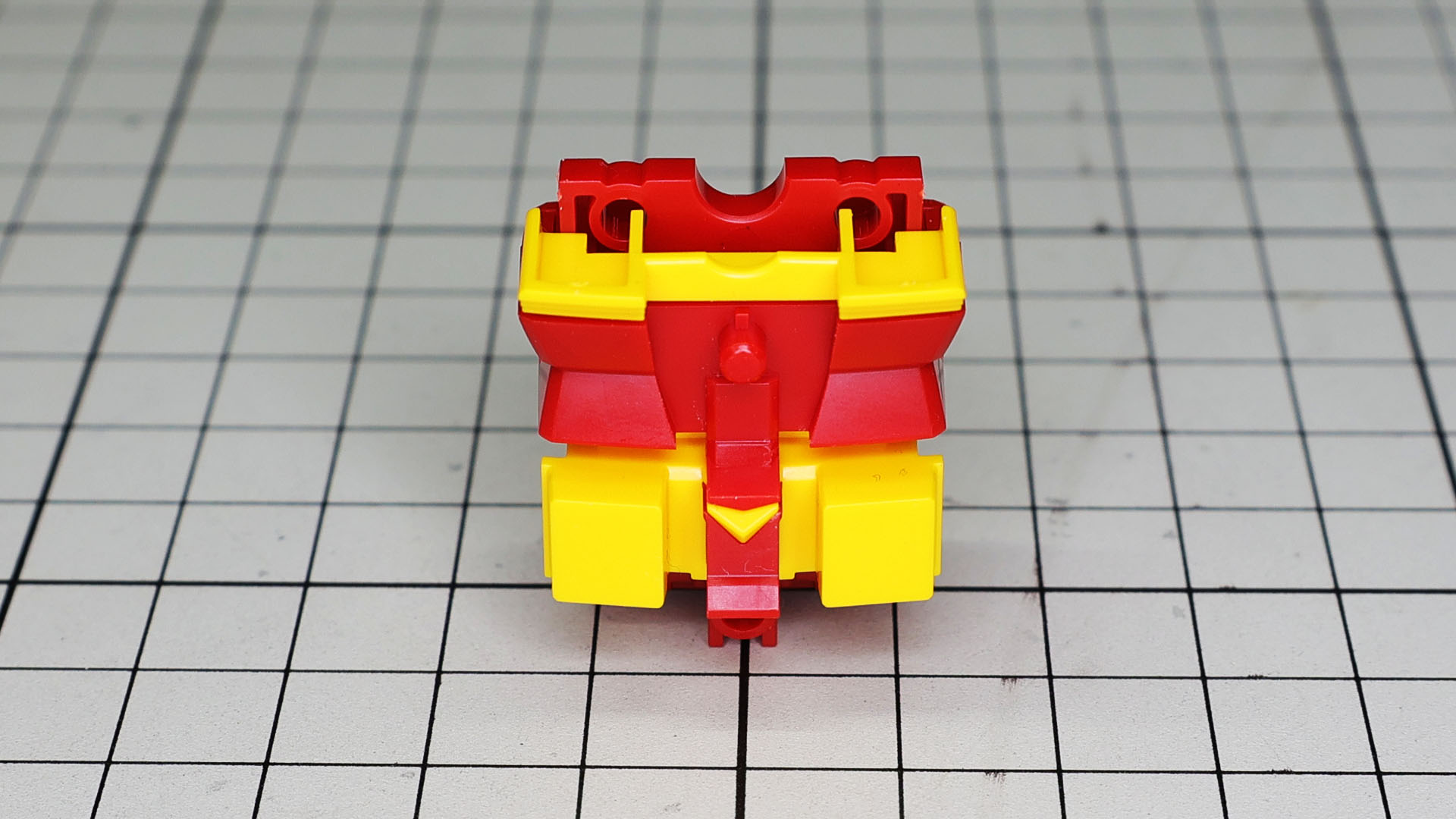 そのV字マークはレッドのパーツを貫通するのではなく、上下からの挟み込み攻撃！面白い解釈と構造を採用しています