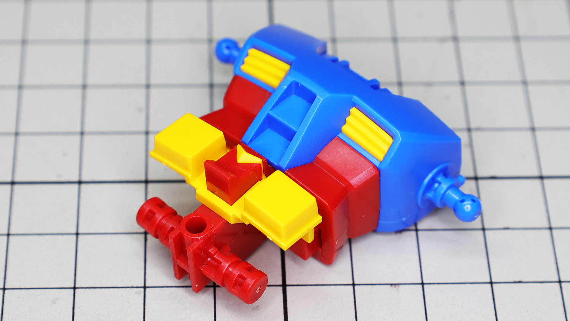 胸部のブルーを重ねると、こんなにくっきりしたトリコロールカラーが現れます。こんなシャープな塗り分けはできませんでした！