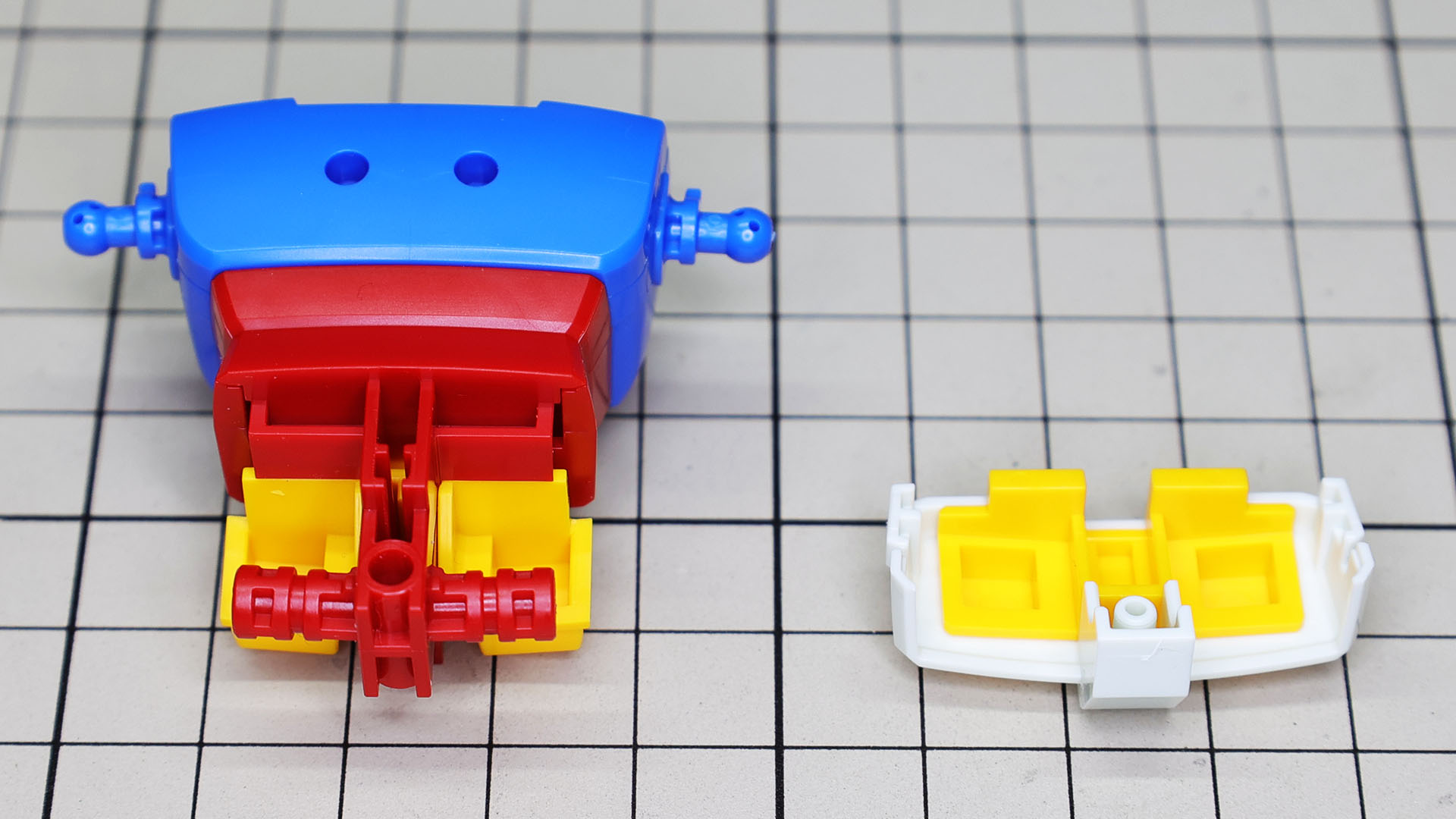 腰部・後部のイエローのヘリウムコアも裏側から装甲パーツに組み込みます