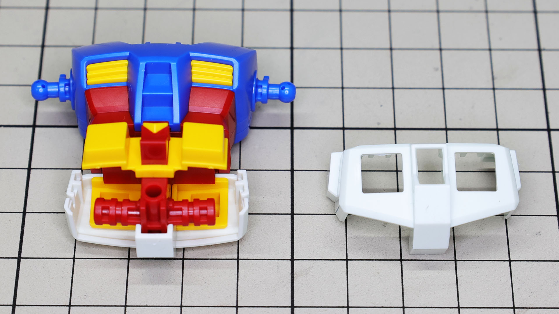 腰部・フロントアーマーを組み込むとV字マークがきれいに浮かび上がります。ここも塗り分け難しかったなぁ……