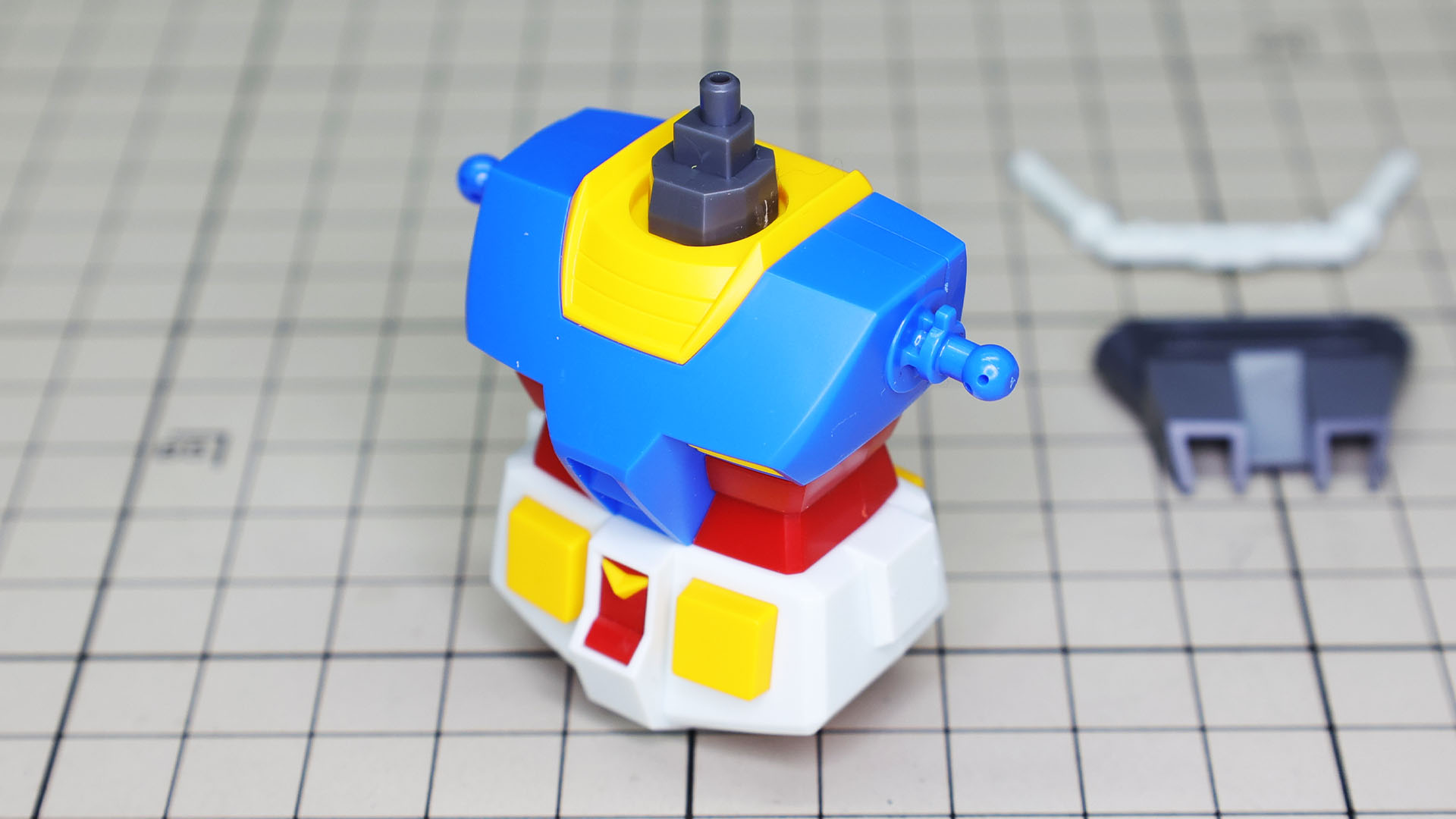 イエローの襟と首フレームパーツを組付けました。場合によっては首フレームパーツはホワイトで塗装してもよさそうですね