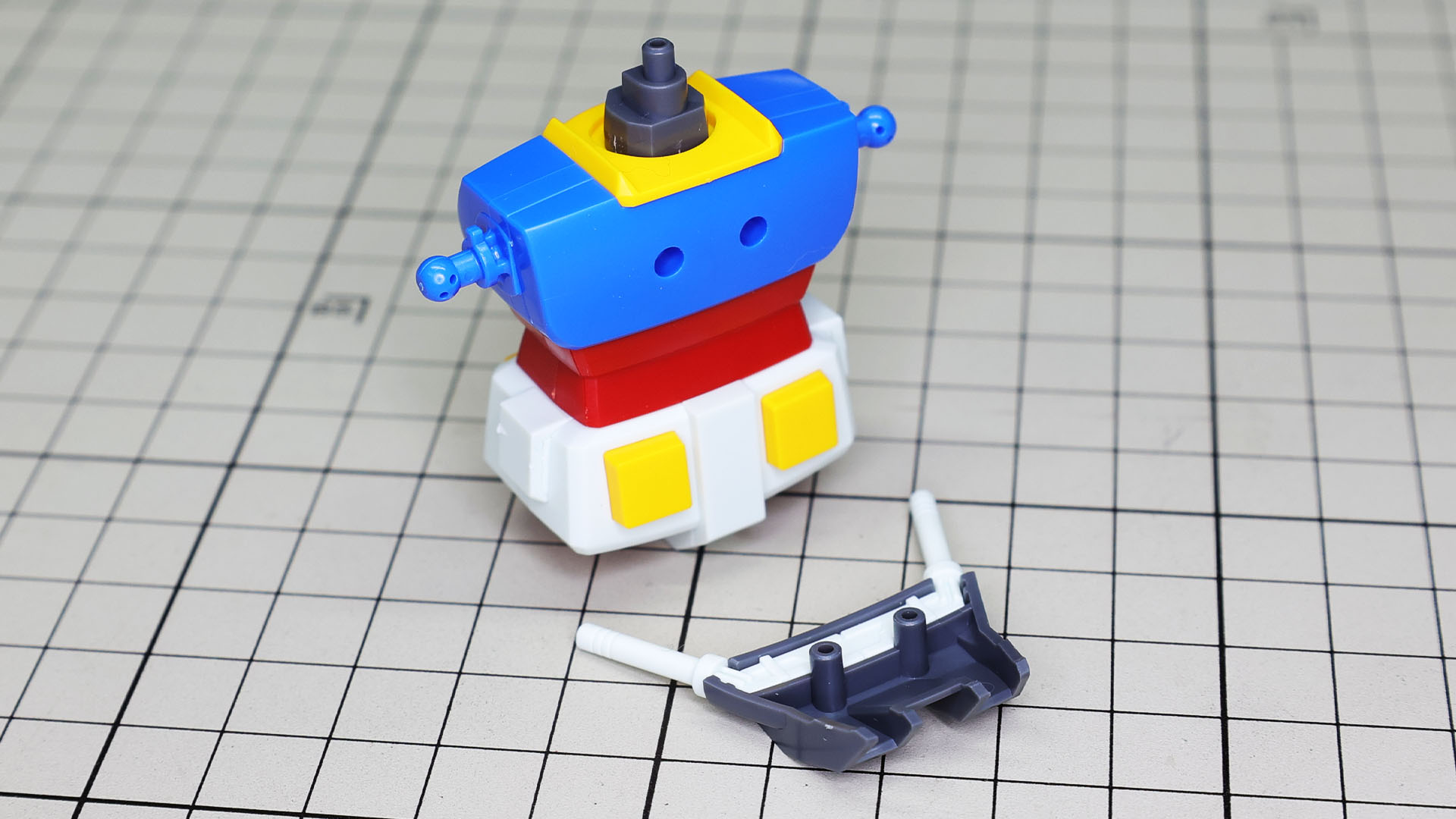 ビーム・サーベルの柄は左右つながっています。それをランドセル内に組み込んで本体に取り付けます