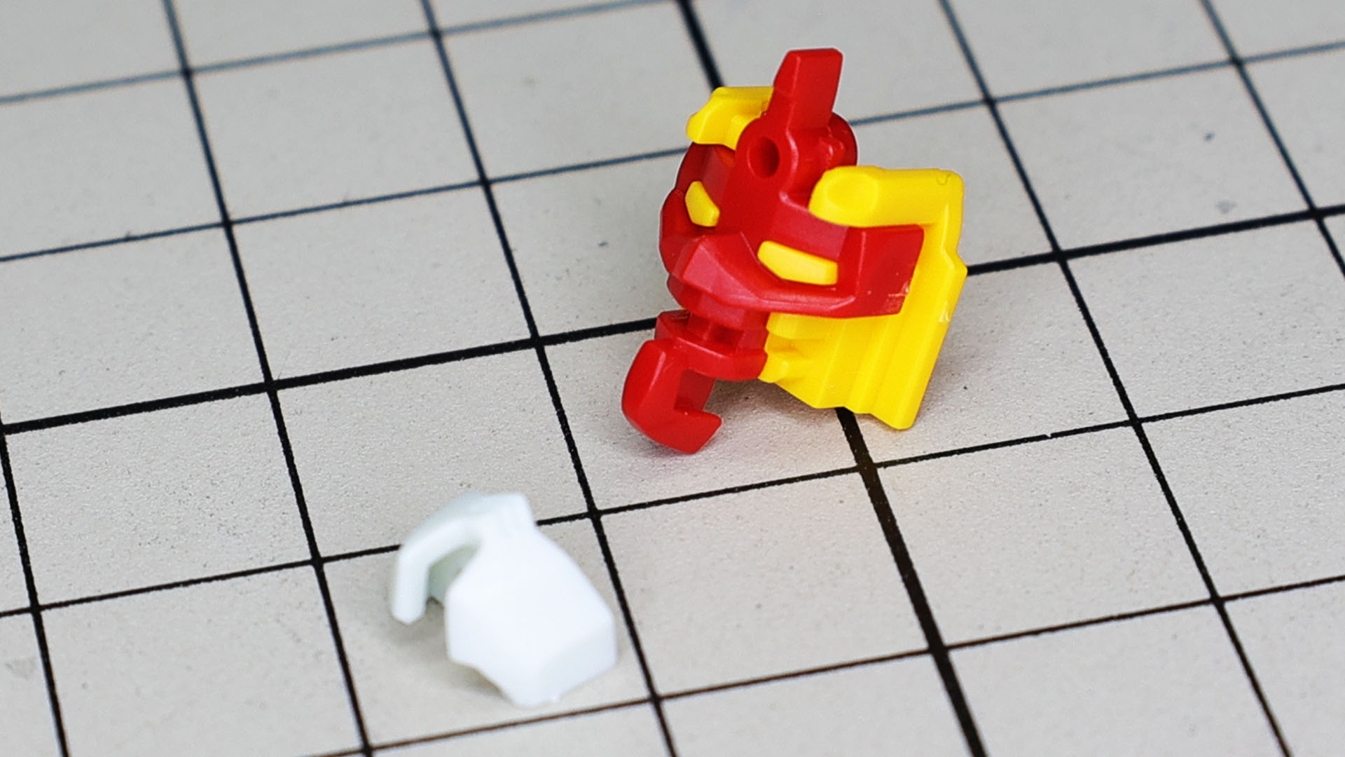 レッドのツインアイ縁取り部にイエローのツインアイを裏から組み込みます