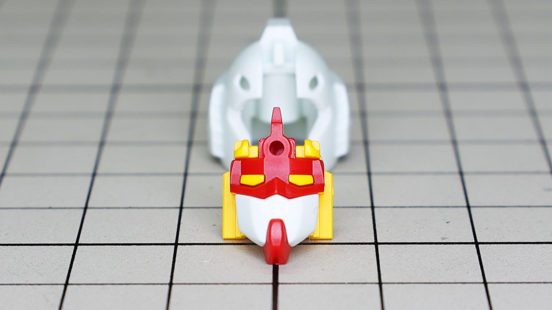 でもツインアイの周囲は黒がいいよね……その通りですが技術の積み重ねで影になることでブラックに見えるようになっています。もちろん塗ってもOK！塗りやすいと思います