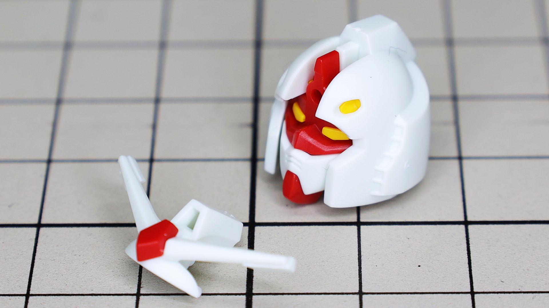 額のレッドのアンテナ基部のパーツがこのキットで一番小さいパーツです。飛ばしてしまわないように注意しましょう！ここもパーツ分けされるなんて……