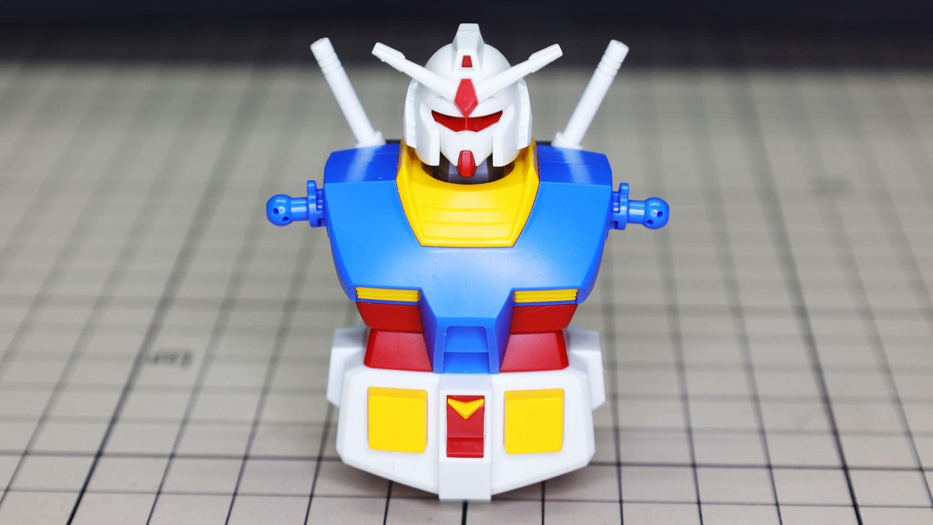 完成した頭部をボディに乗せてみました。あの1/144 ガンダムが色を塗らずして出来上がってきています！