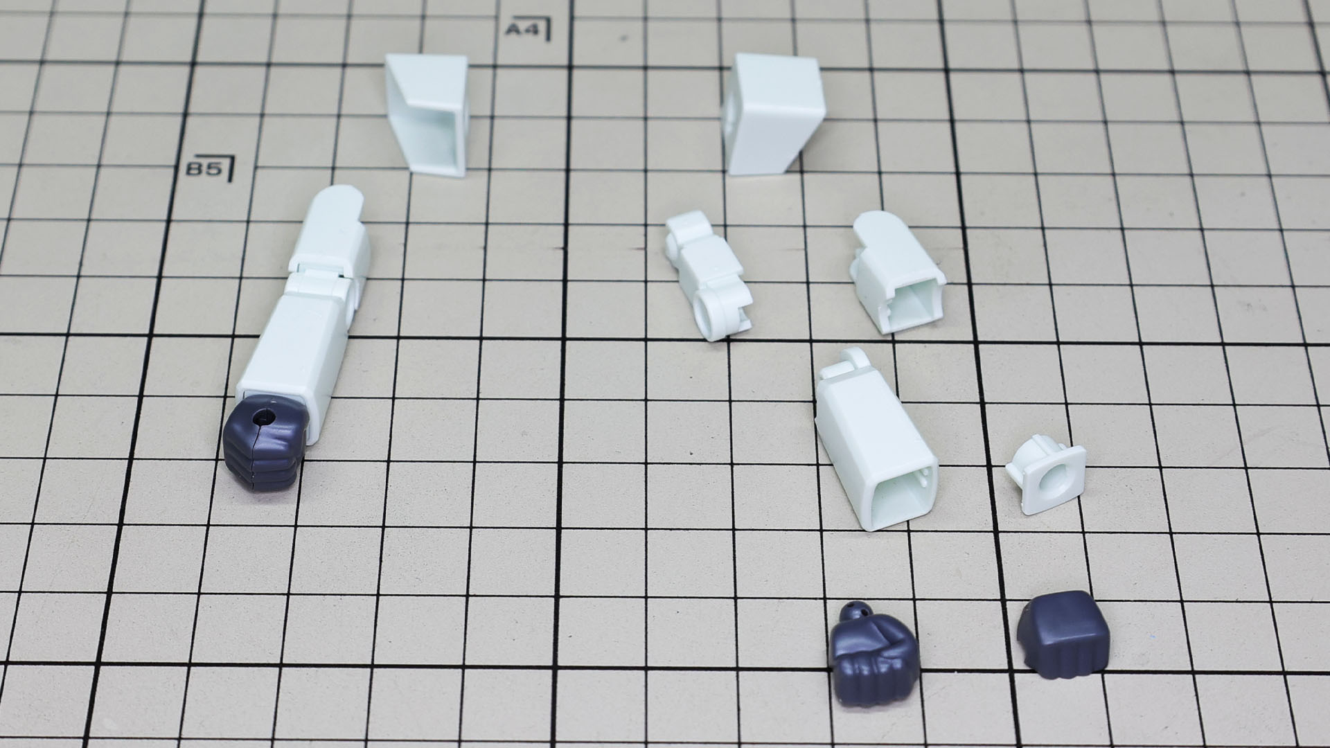 右腕を既に組んであります。上腕部は簡易的なフレーム状のパーツ割がされていて、前腕部と共に1ピース化された装甲パーツで構成されます