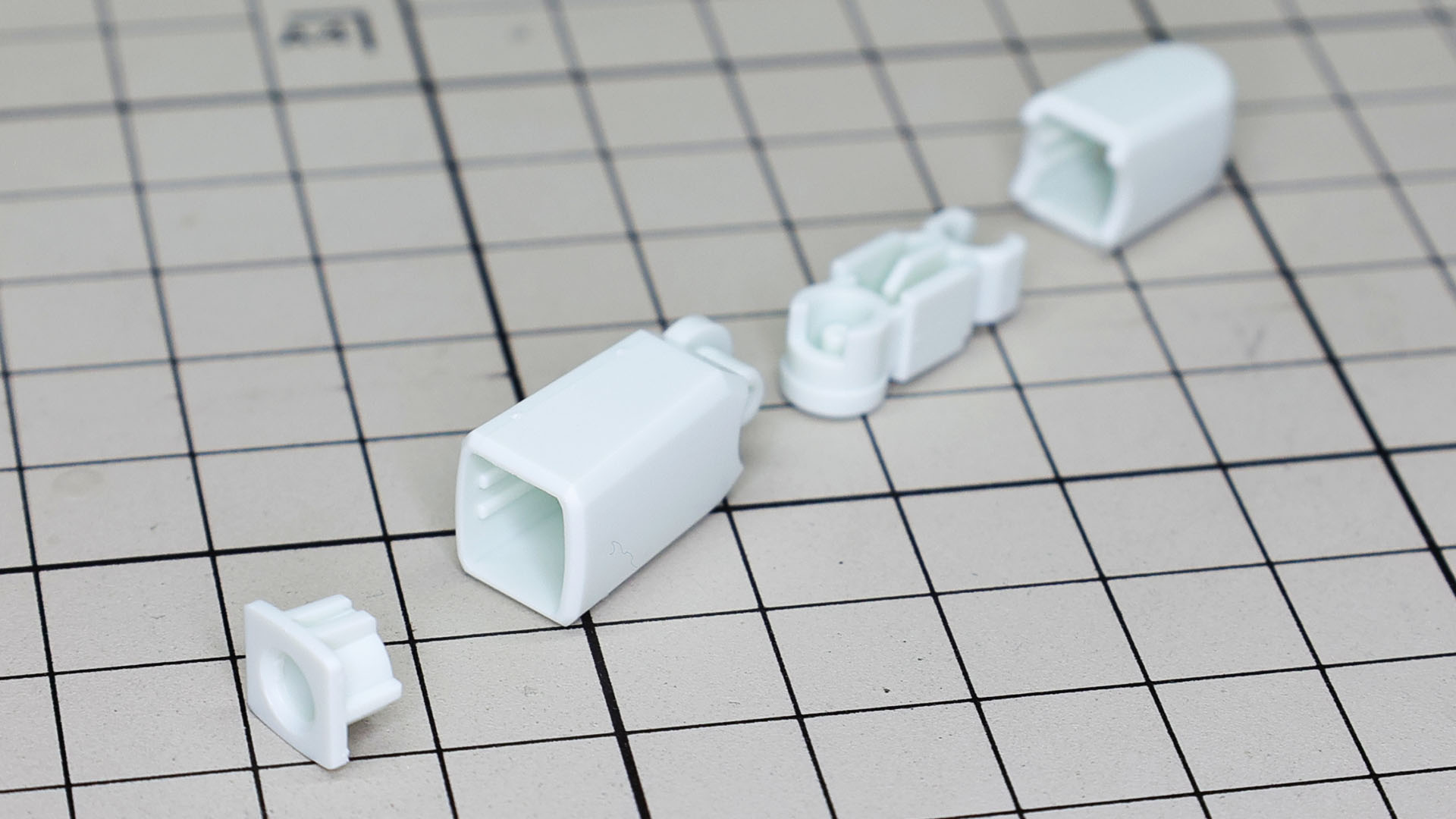 スライド金型による筒状の前腕と上腕が技術の進化を感じるポイントです。工数が減るとともに合わせ目も目立たない！