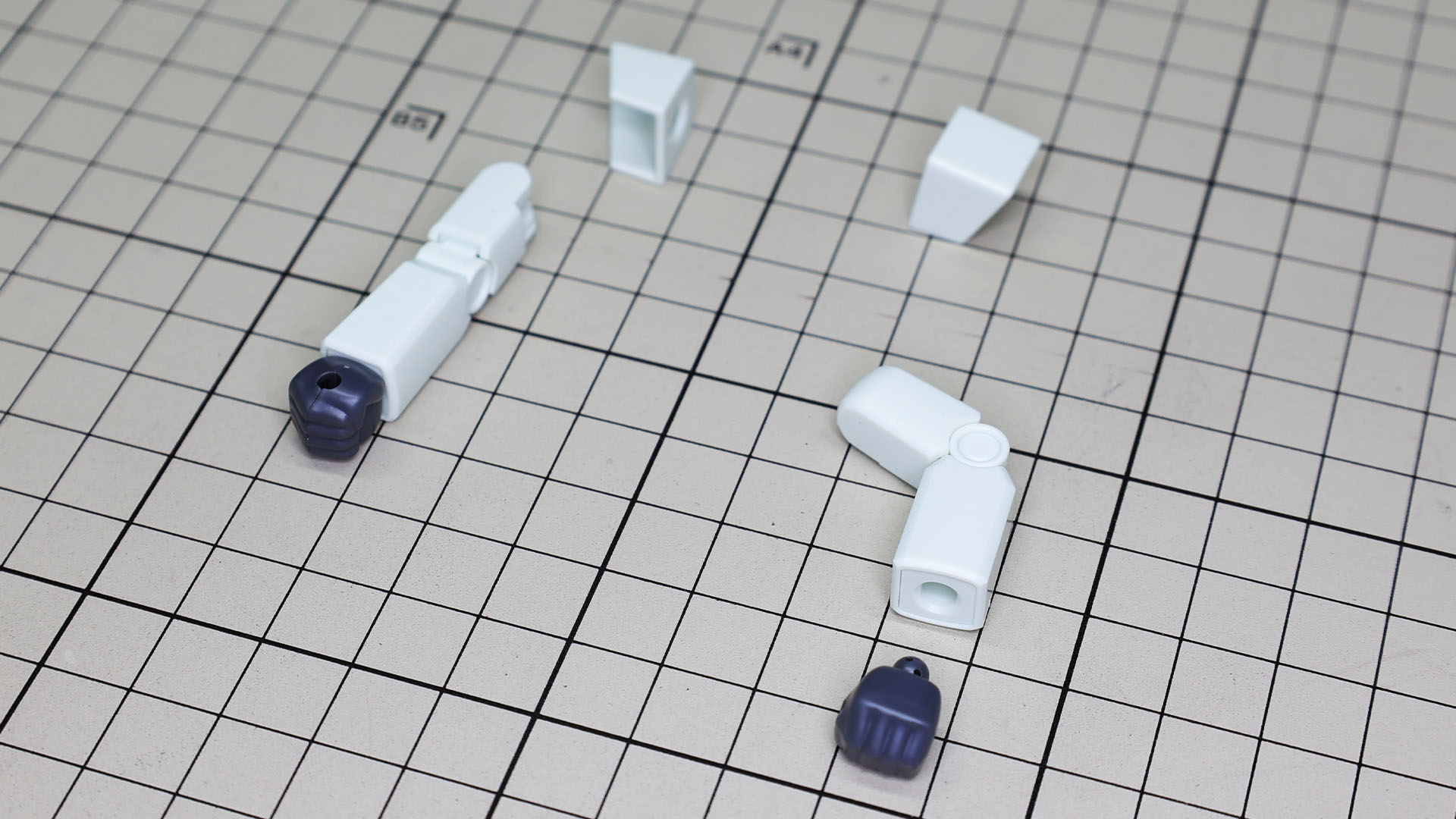 ハンドは握りこぶしのみです。メカ色なのもうれしいポイントです