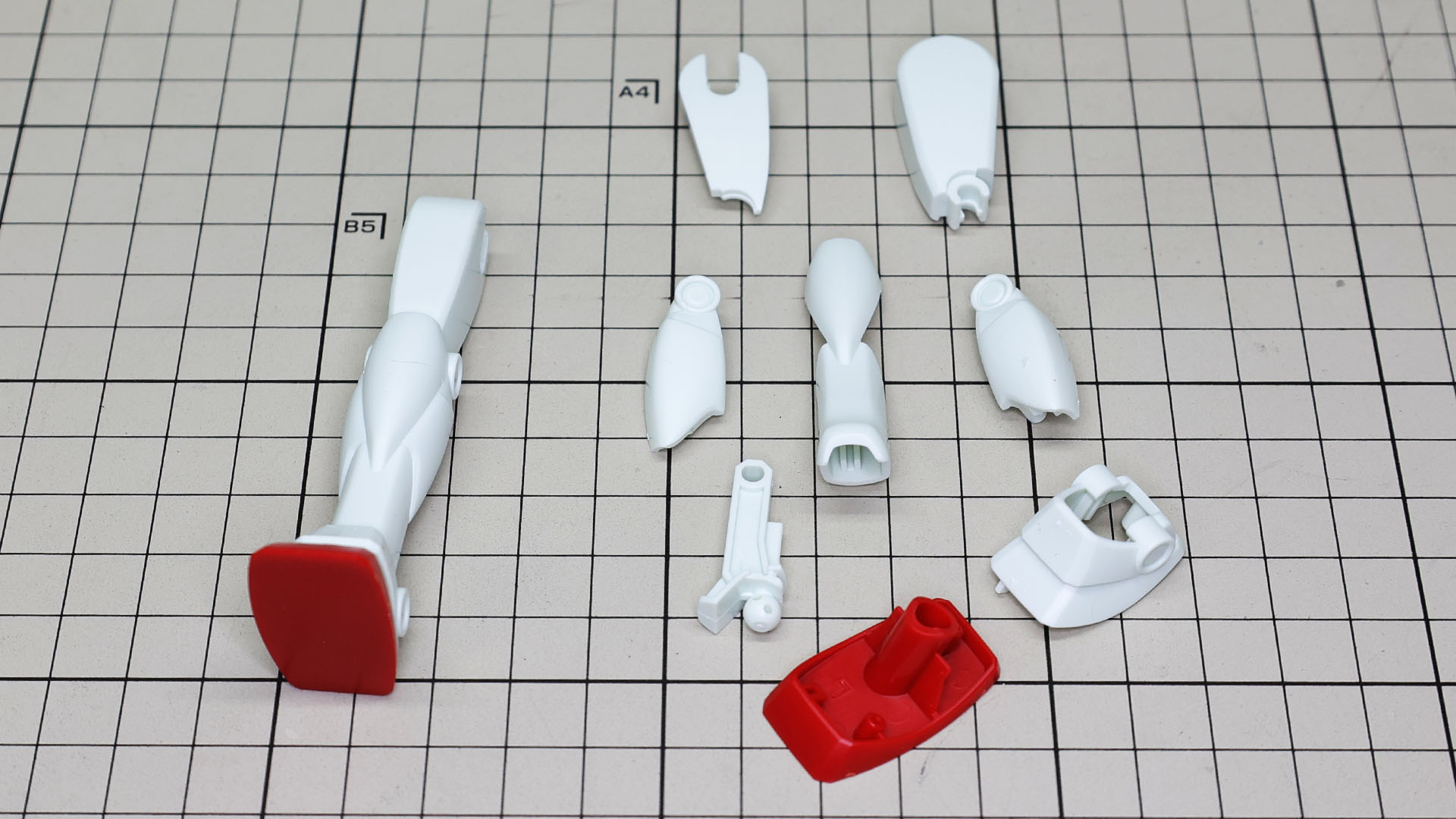 右脚を組んであります。脛内部に簡易フレームを組み込む今どきの構成に感動します！