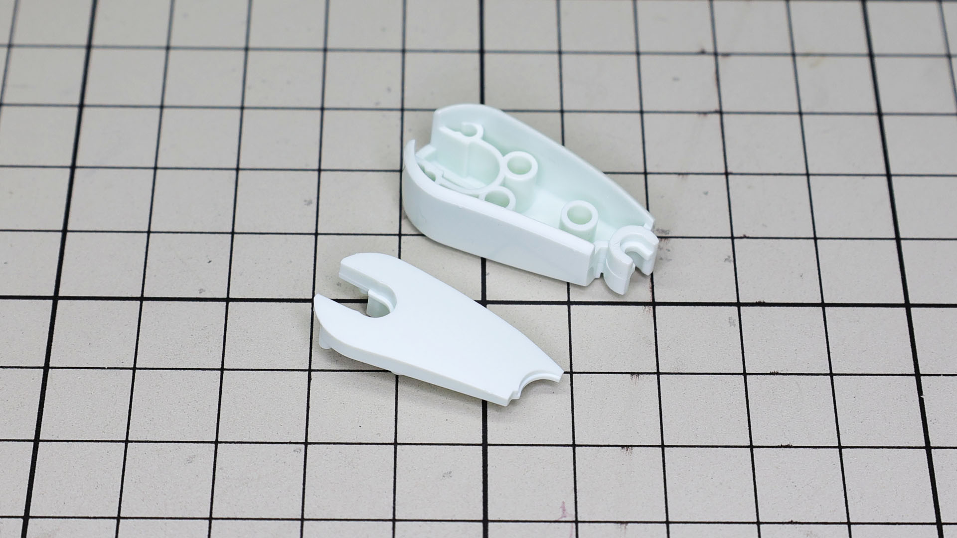 大腿部はパーツの真ん中に合わせ目がこない親切設計となっています。この大腿部の形状がいい！