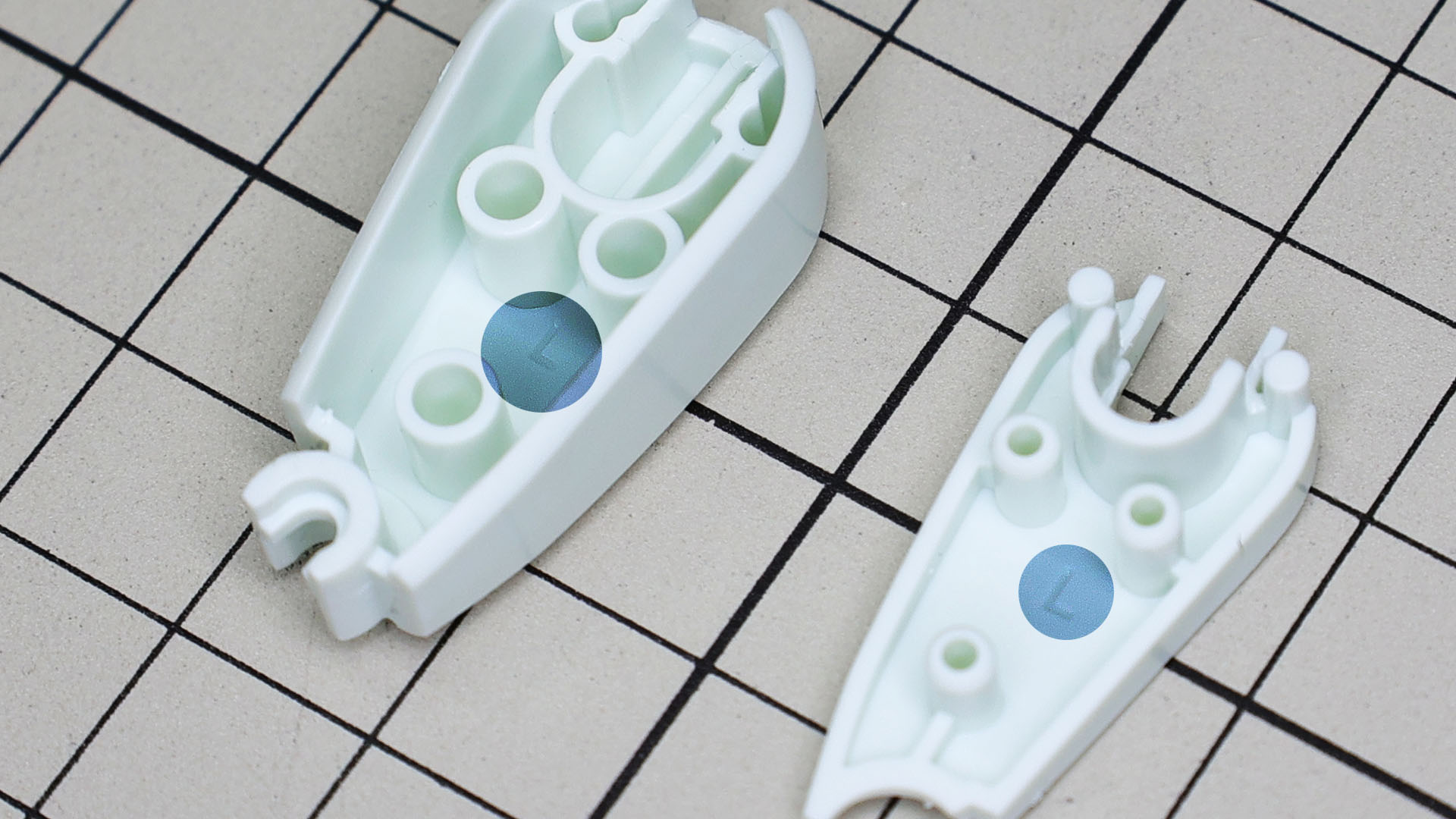 その大腿部パーツの裏側には“L（左）”のモールドがあります。他のパーツにもありますので見つけてみてください！※画像はわかりやすく加工したものです