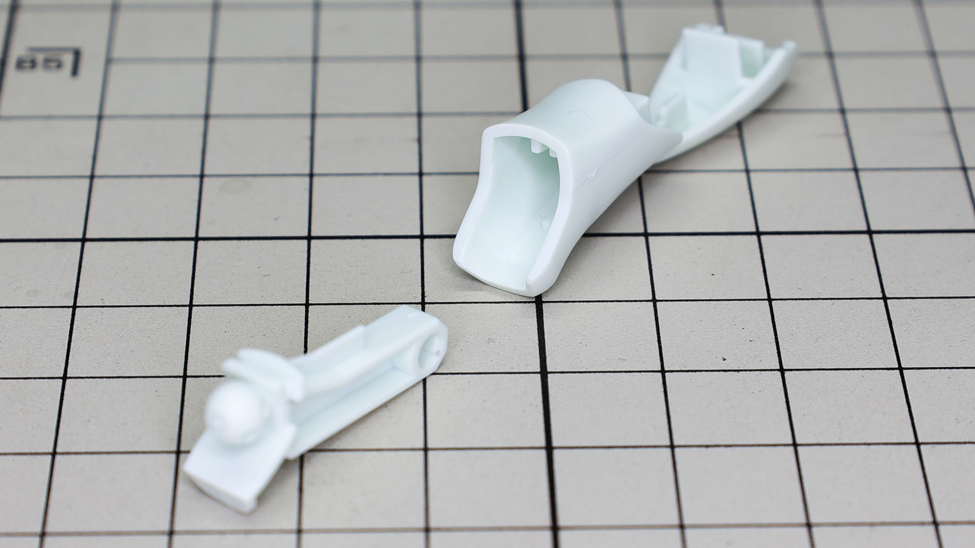 脛内部に下側から簡易フレームを組み込みます。このキットに簡易とはいえフレーム構造が盛り込まれるなんてすごいなぁ