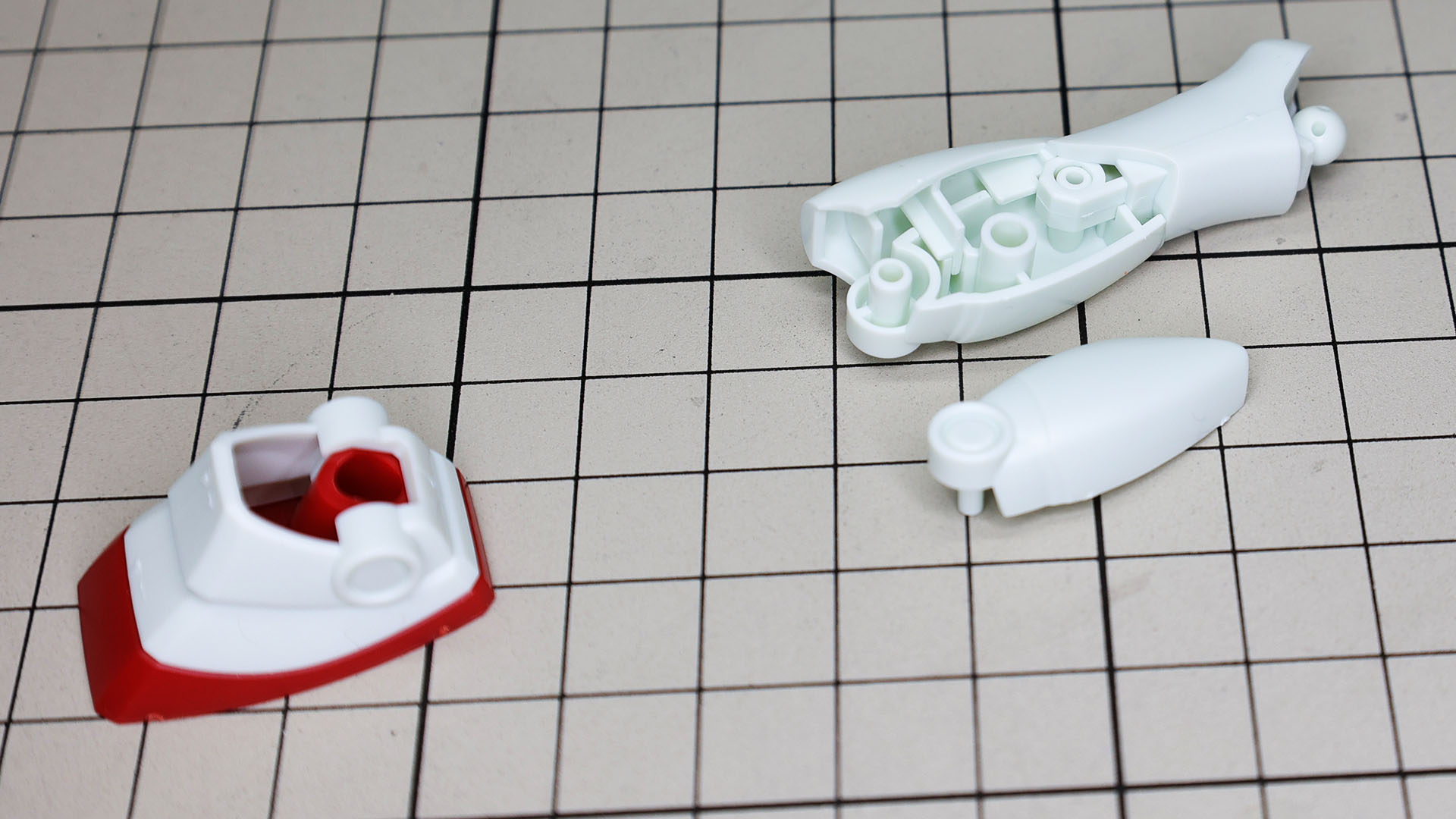 その簡易フレームにある接続部と膝・脛下パーツを使ってふくらはぎのパーツを左右から組み合わせます