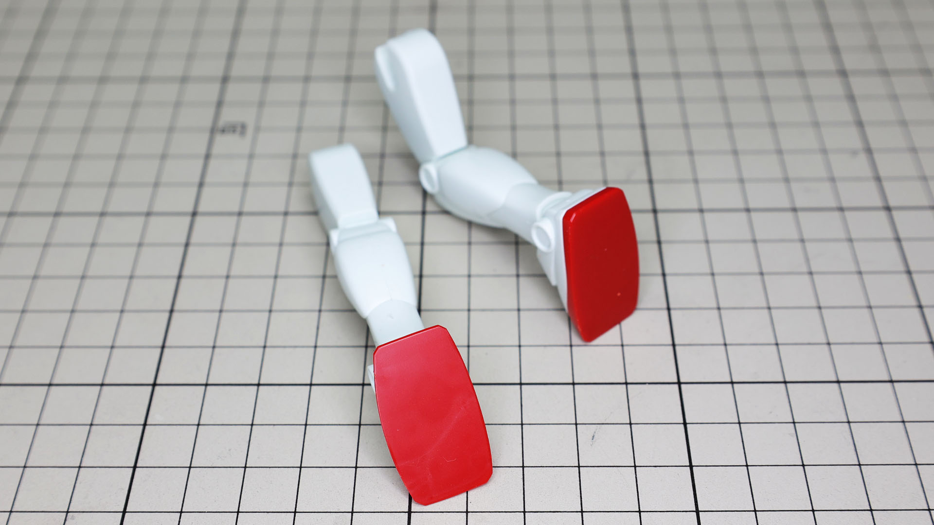 ソール裏は合わせ目もなくつるっとしています。脚部は全体を通して緩やかなカーブを描いていて合わせ目消しが難しかった！棒状のやすりを使うとあっという間に傷をつけてしまうのです……