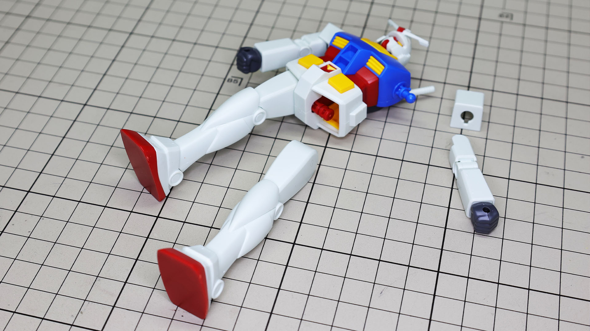 脚部はボディ下側から股関節の軸へ組み込みます。この太い丸い棒タイプの軸なら脚部を動かしても折れる心配ありません！ここが折れるとめっちゃへこみましたよね……