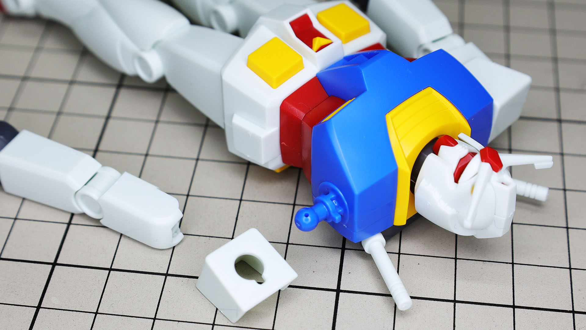 腕部は肩の装甲はツメのストッパーが付いているので180度回転させてから取り付けることで抜けにくくなるうれしい仕様となっています