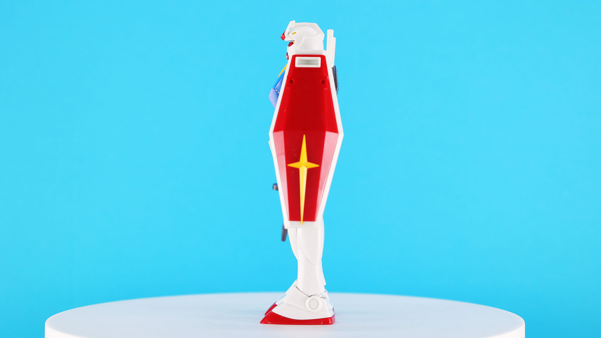 赤いソールと膝下のパーツのライン！