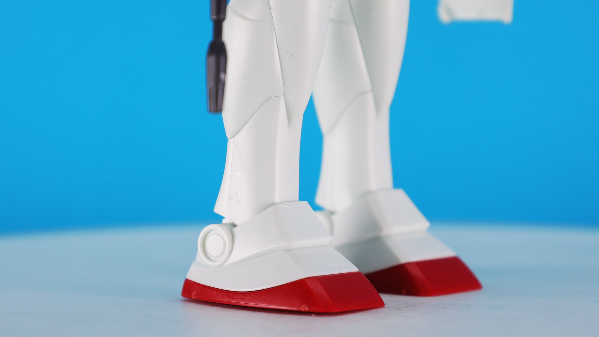 赤いソールと膝下のパーツのライン！