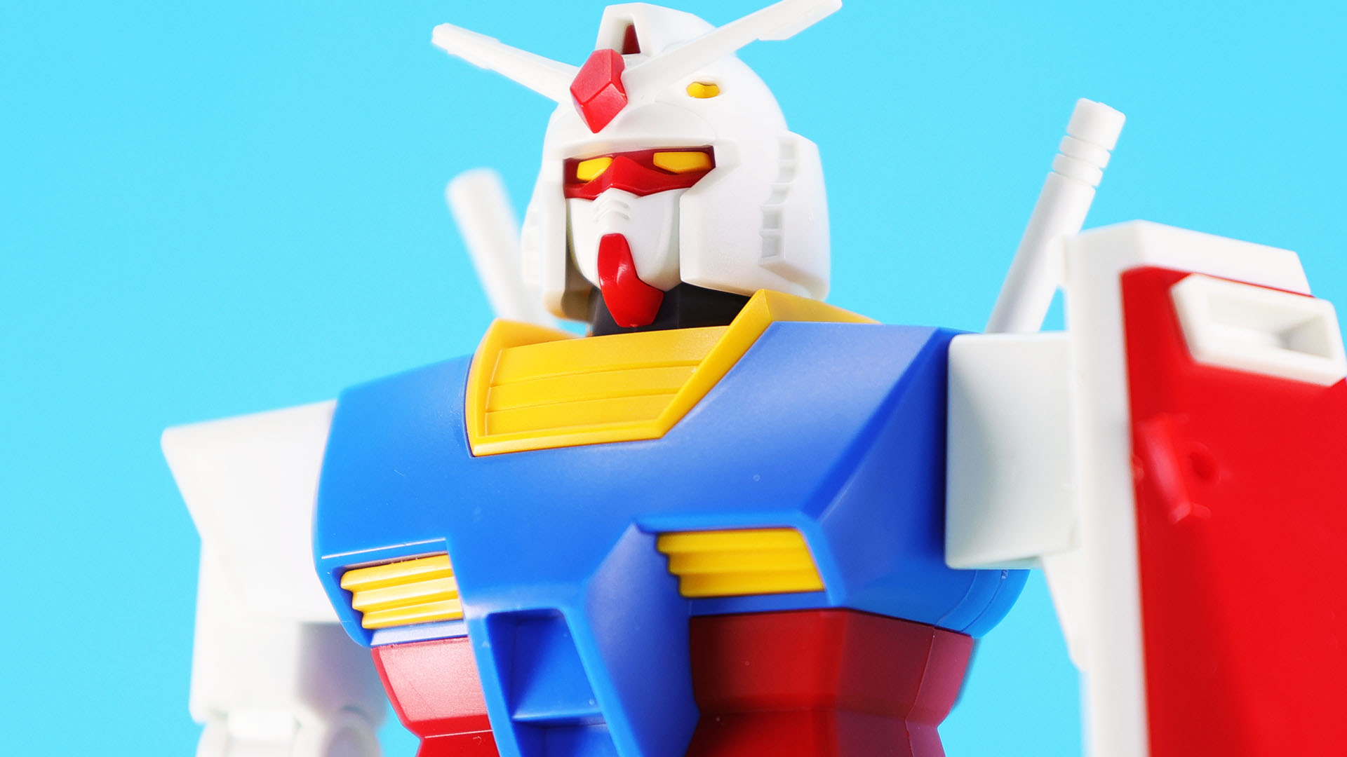 ツインアイやバルカン砲が別パーツ化され、技術の進化を感じる頭部