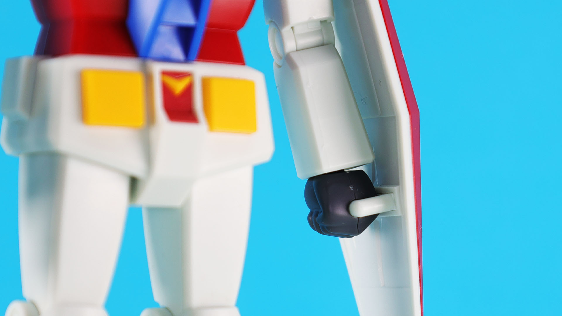 シールドは丸軸のグリップでハンドに持たせられます